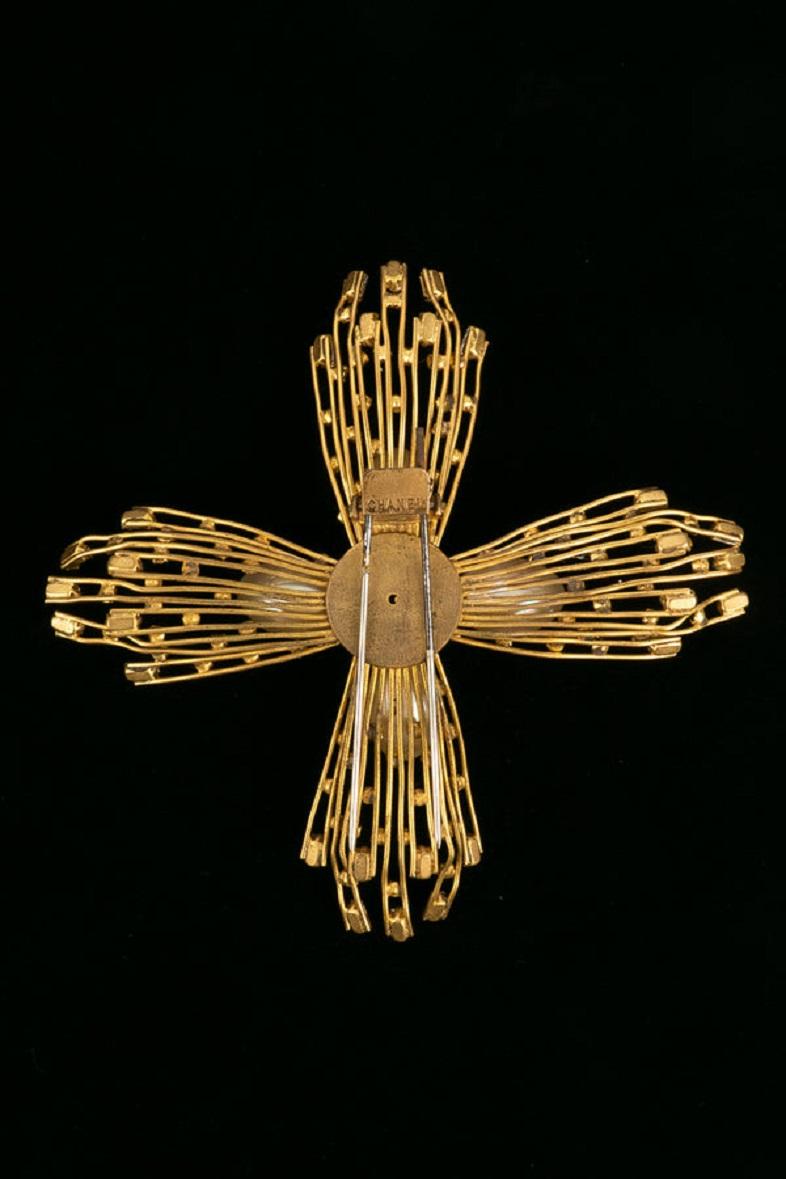 Chanel Golden Metal Brooch in Rhinestones and Pearly Beads In Excellent Condition For Sale In SAINT-OUEN-SUR-SEINE, FR
