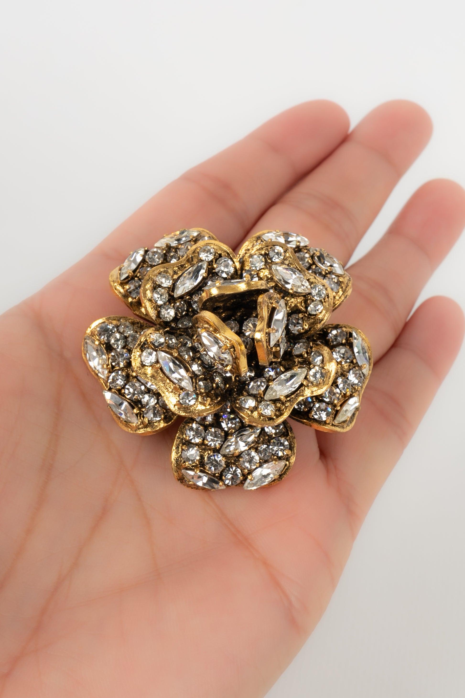 Chanel - (Made in France) Golden metal brooch ornamented with rhinestones.

Additional information:
Condition: Very good condition
Dimensions: Height: 4.5 cm

Seller Reference: BRB45

