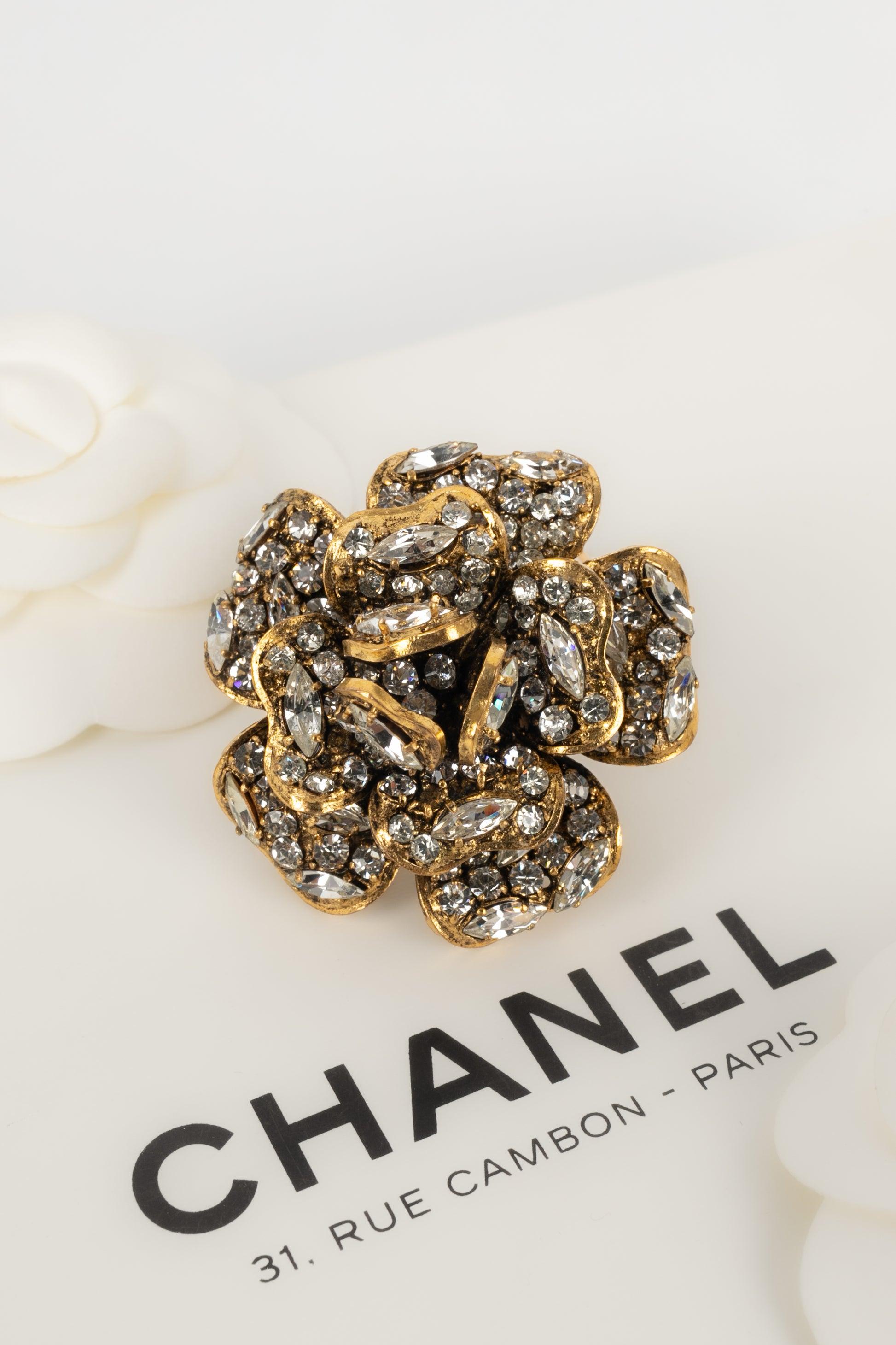Chanel Golden Metal Brooch Ornamented with Rhinestones In Excellent Condition For Sale In SAINT-OUEN-SUR-SEINE, FR