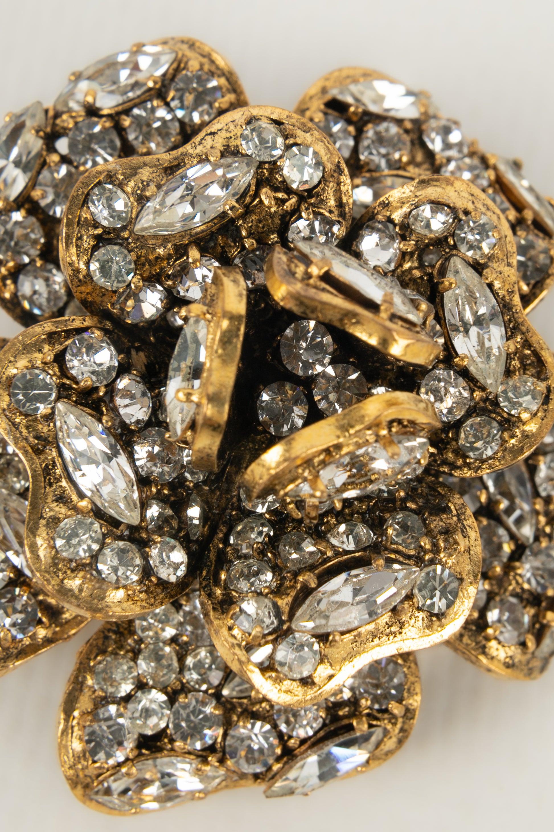 Chanel Goldene Metallbrosche aus Metall, verziert mit Strasssteinen Damen im Angebot