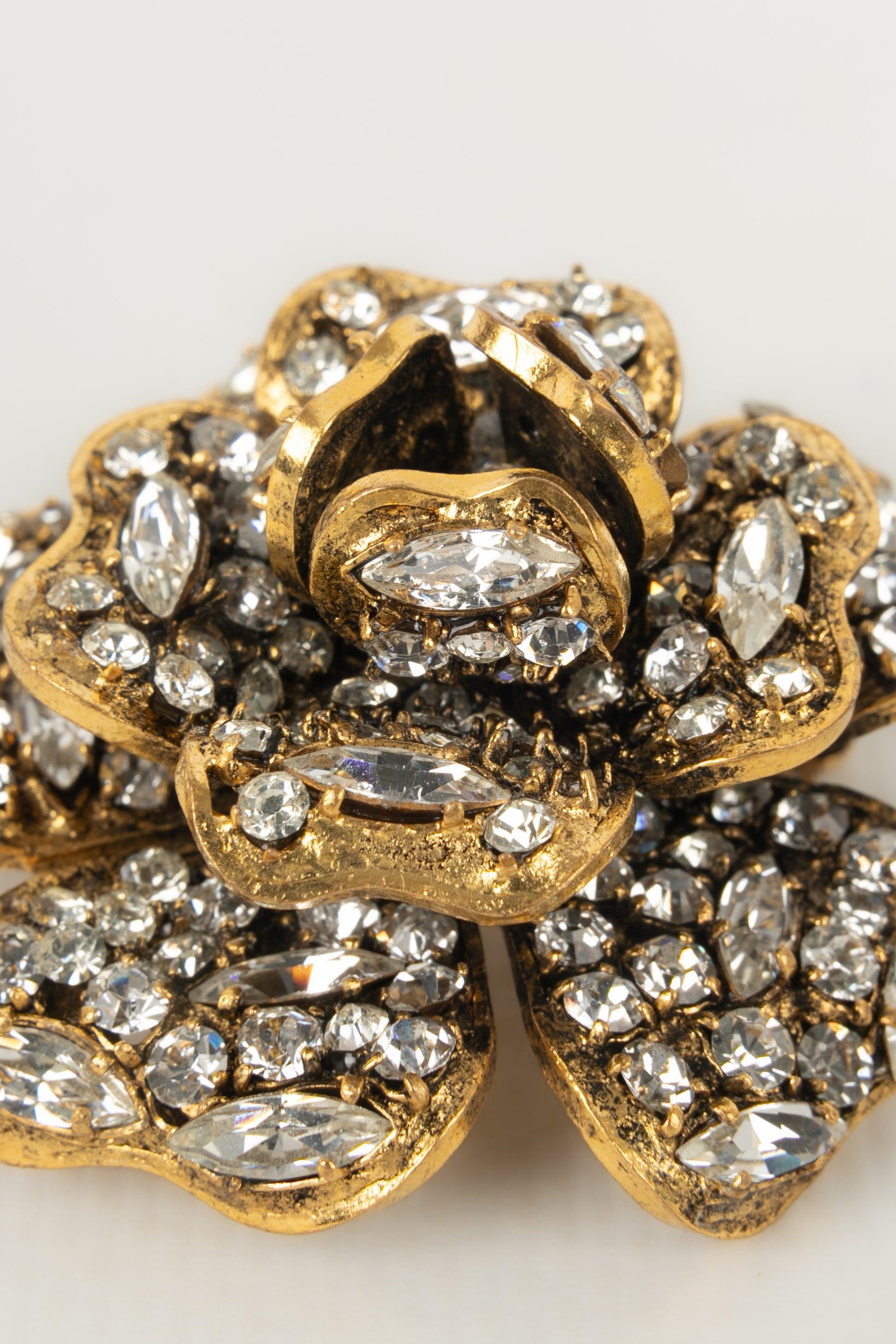 Chanel Goldene Metallbrosche aus Metall, verziert mit Strasssteinen im Angebot 1
