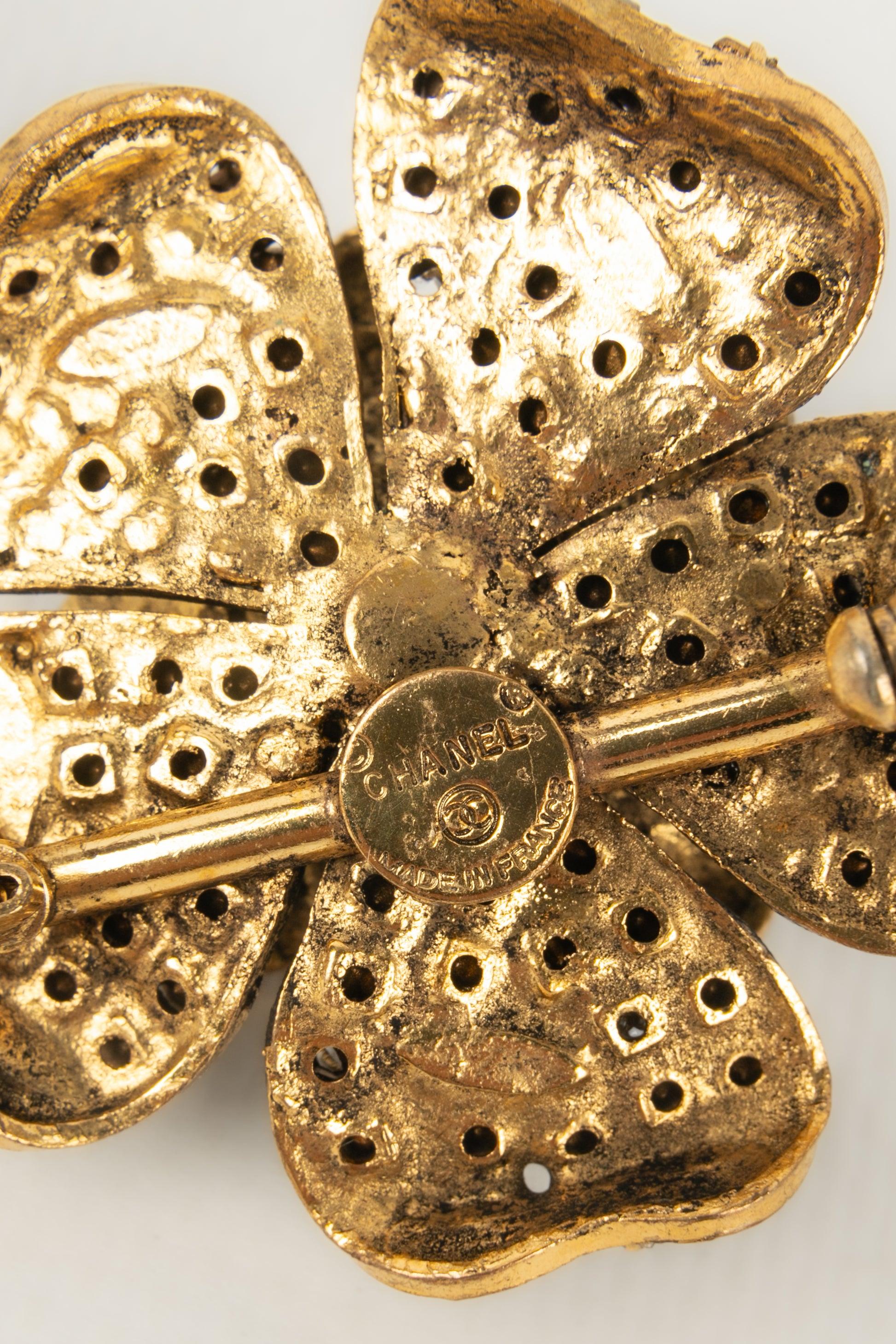 Chanel Goldene Metallbrosche aus Metall, verziert mit Strasssteinen im Angebot 3