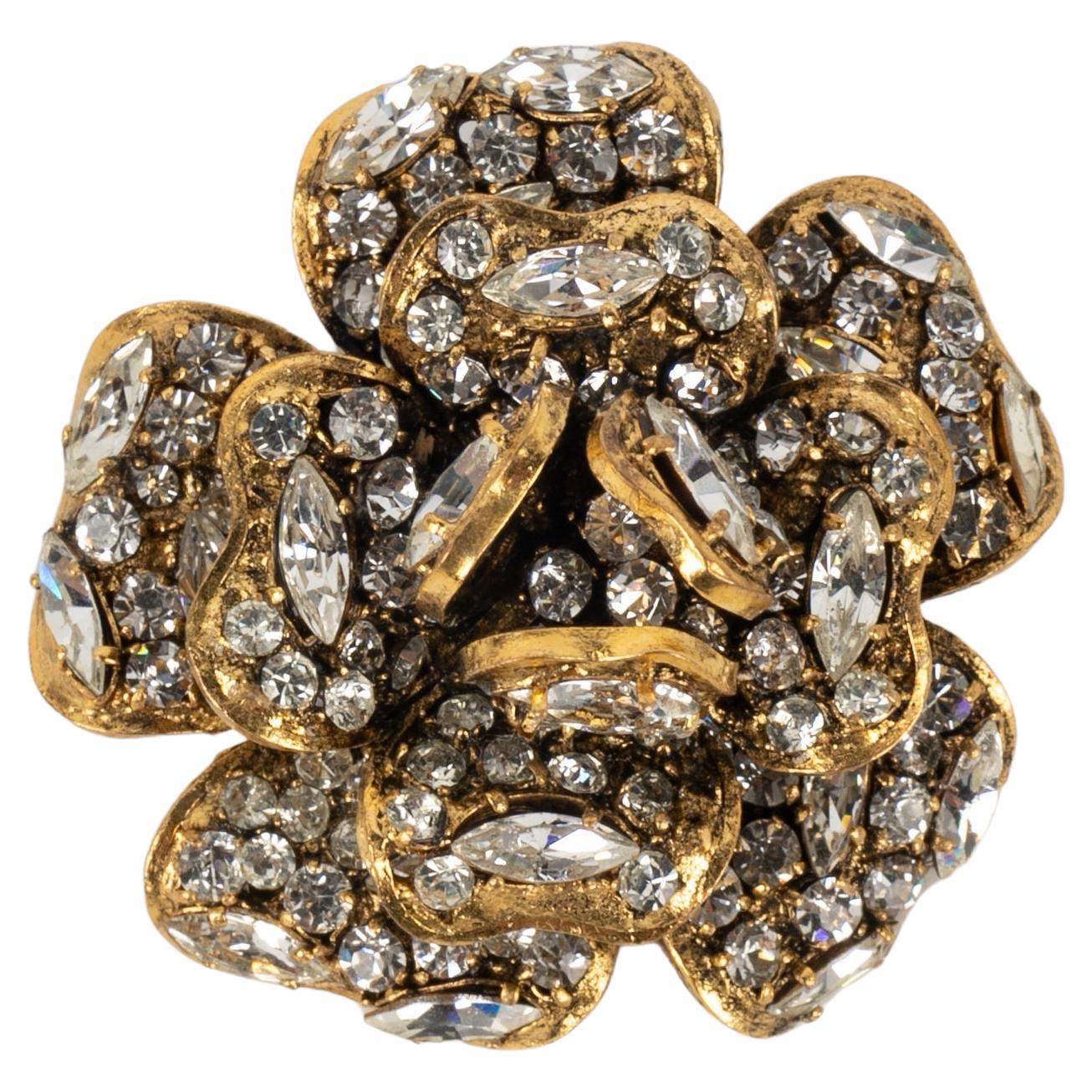 Chanel Goldene Metallbrosche aus Metall, verziert mit Strasssteinen im Angebot