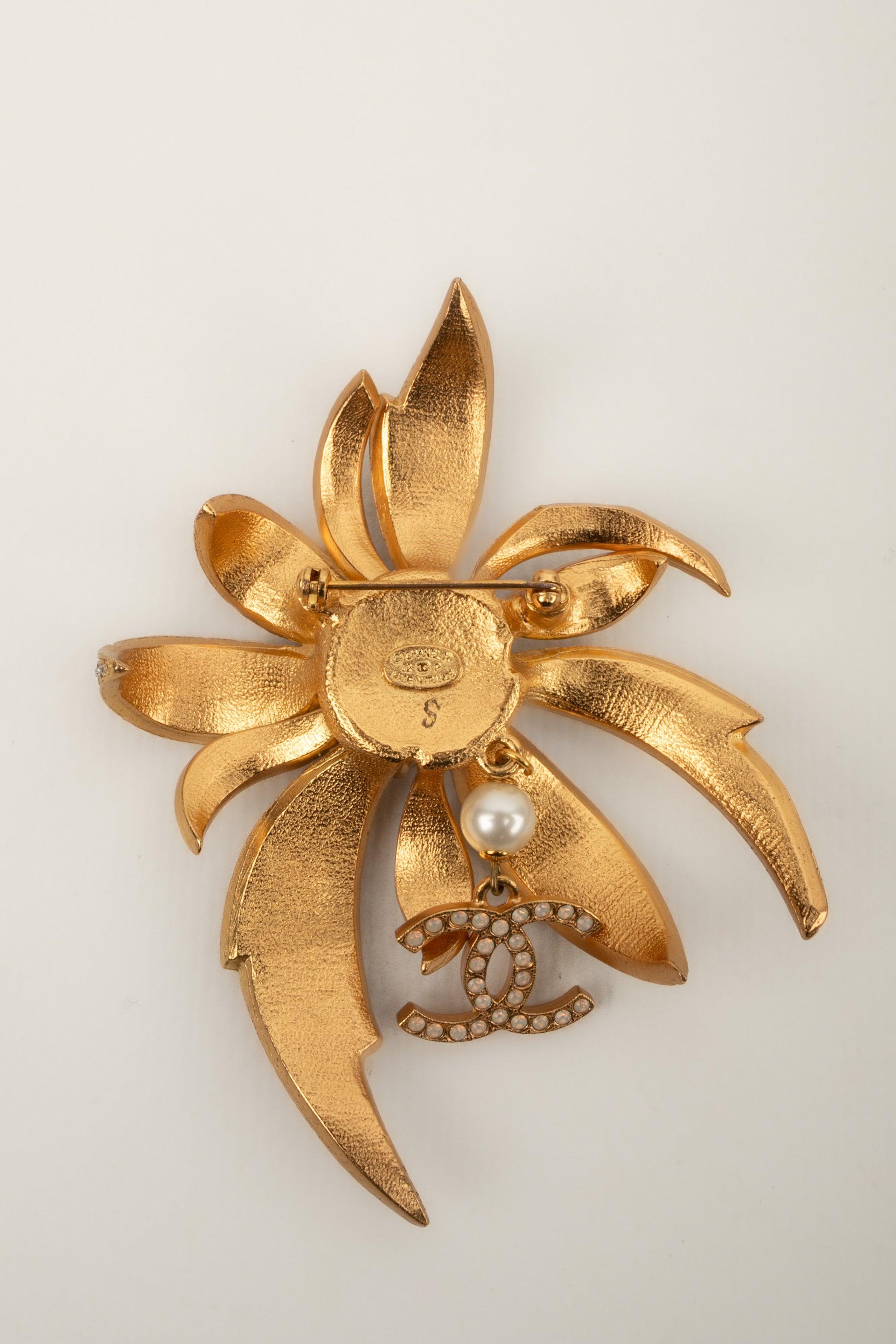 Chanel Golden Metal Brooch Ornamented With Swarovski Rhinestones, 2002  In Excellent Condition In SAINT-OUEN-SUR-SEINE, FR