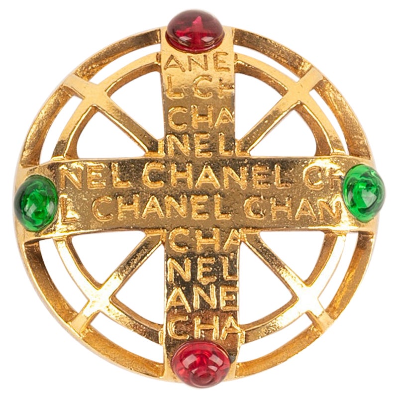 Spilla Chanel in metallo dorato con cabochon in pasta di vetro, anni '90
