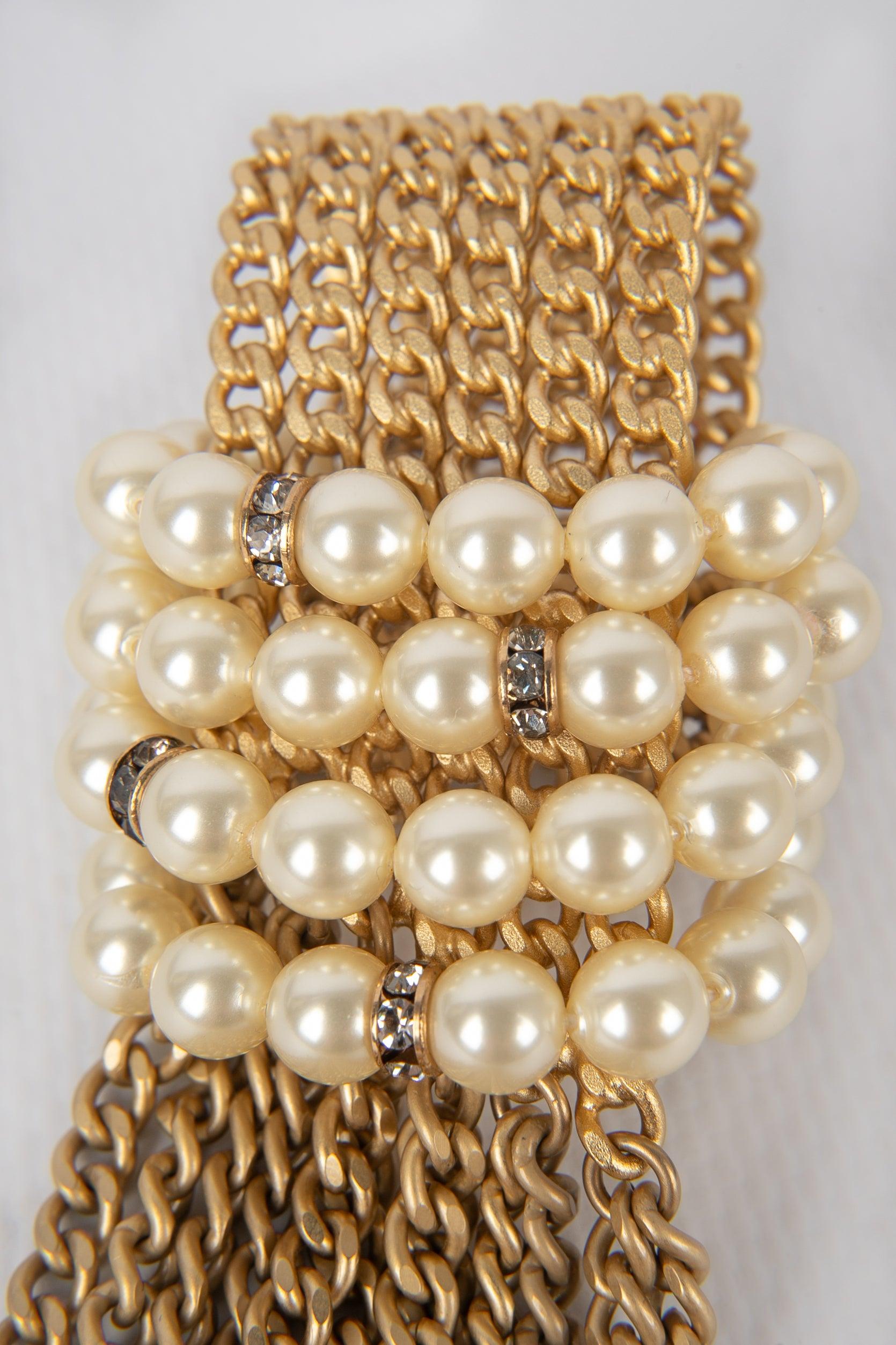 Chanel- (Made in France) Golden metal brooch with rhinestone rings and costume pearls. 2001 Cruise Collection.

Additional information:
Condition: Very good condition
Dimensions: Height: 22 cm
Period: 21st Century

Seller Reference: BRB20
