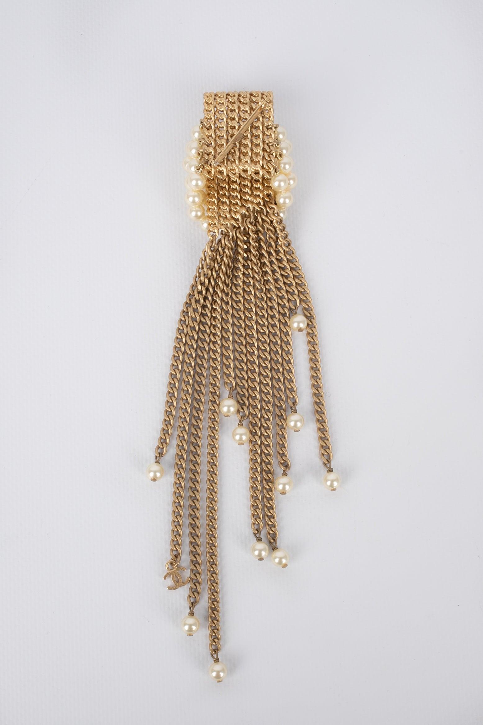 Chanel Golden Metal Brooch with Rhinestone Rings And Costume Pearls, 2001 In Excellent Condition In SAINT-OUEN-SUR-SEINE, FR