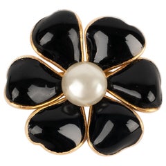 Chanel, Kamelienbrosche aus goldenem Metall, 1995