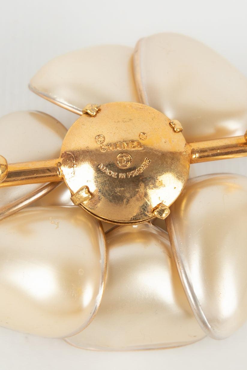 Chanel Golden Metal Camellia Brooch In Excellent Condition In SAINT-OUEN-SUR-SEINE, FR