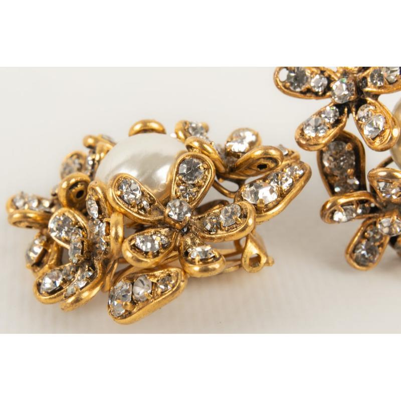 Chanel Golden Metal Camellia Clip-on Earrings In Excellent Condition For Sale In SAINT-OUEN-SUR-SEINE, FR