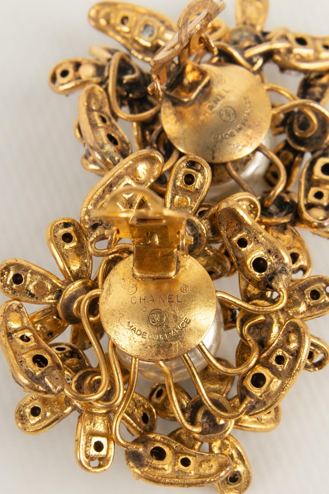 Chanel Goldene Metall Kamelien-Ohrclips aus Metall im Angebot 2