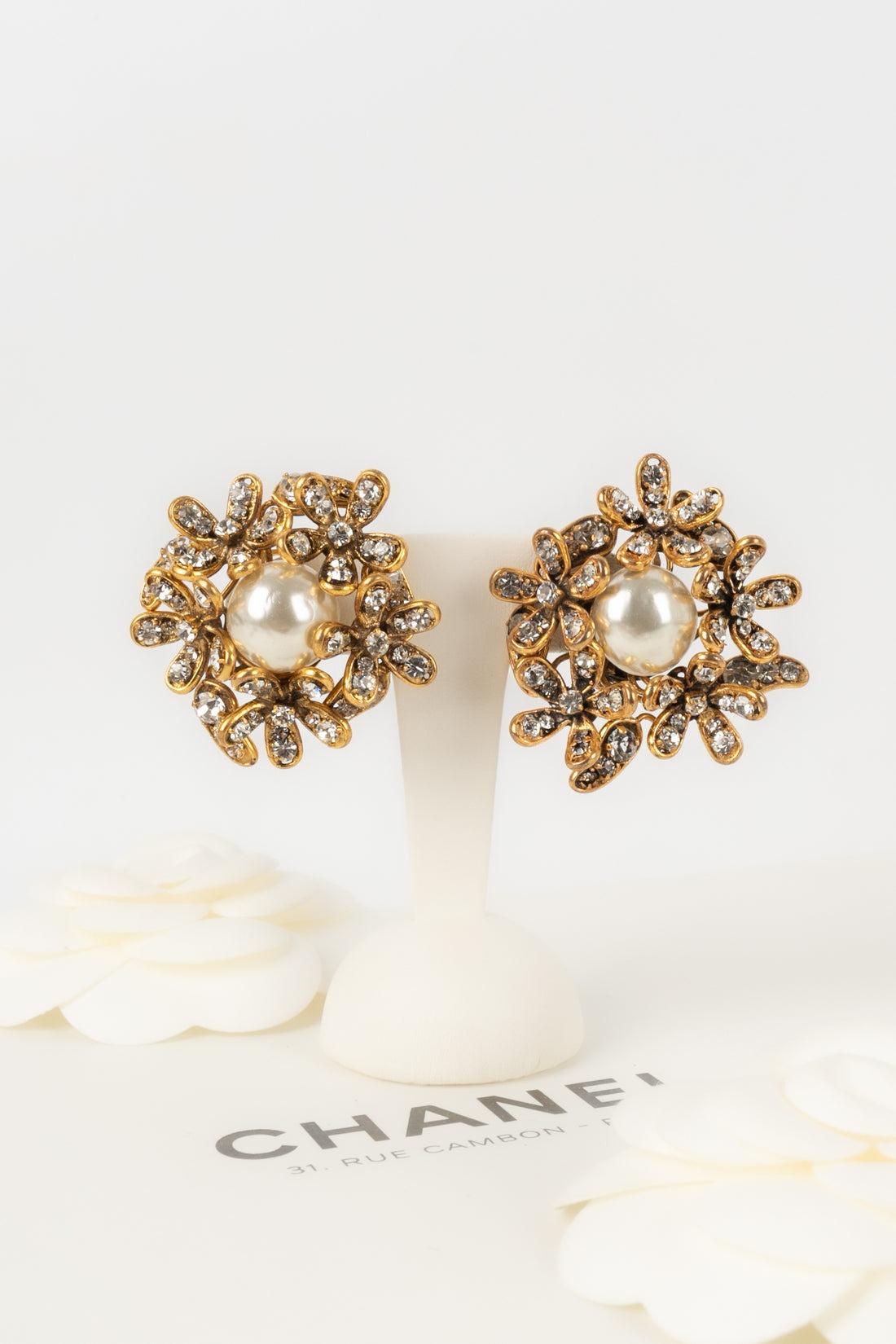 Chanel Golden Metal Camellia Clip-on Earrings For Sale 3