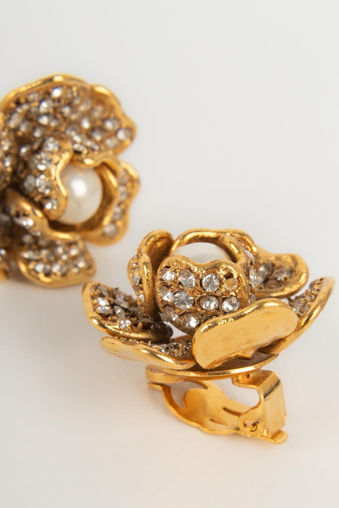 Chanel Goldene Metall-Kamelien-Ohrringe, 1997 im Zustand „Hervorragend“ im Angebot in SAINT-OUEN-SUR-SEINE, FR