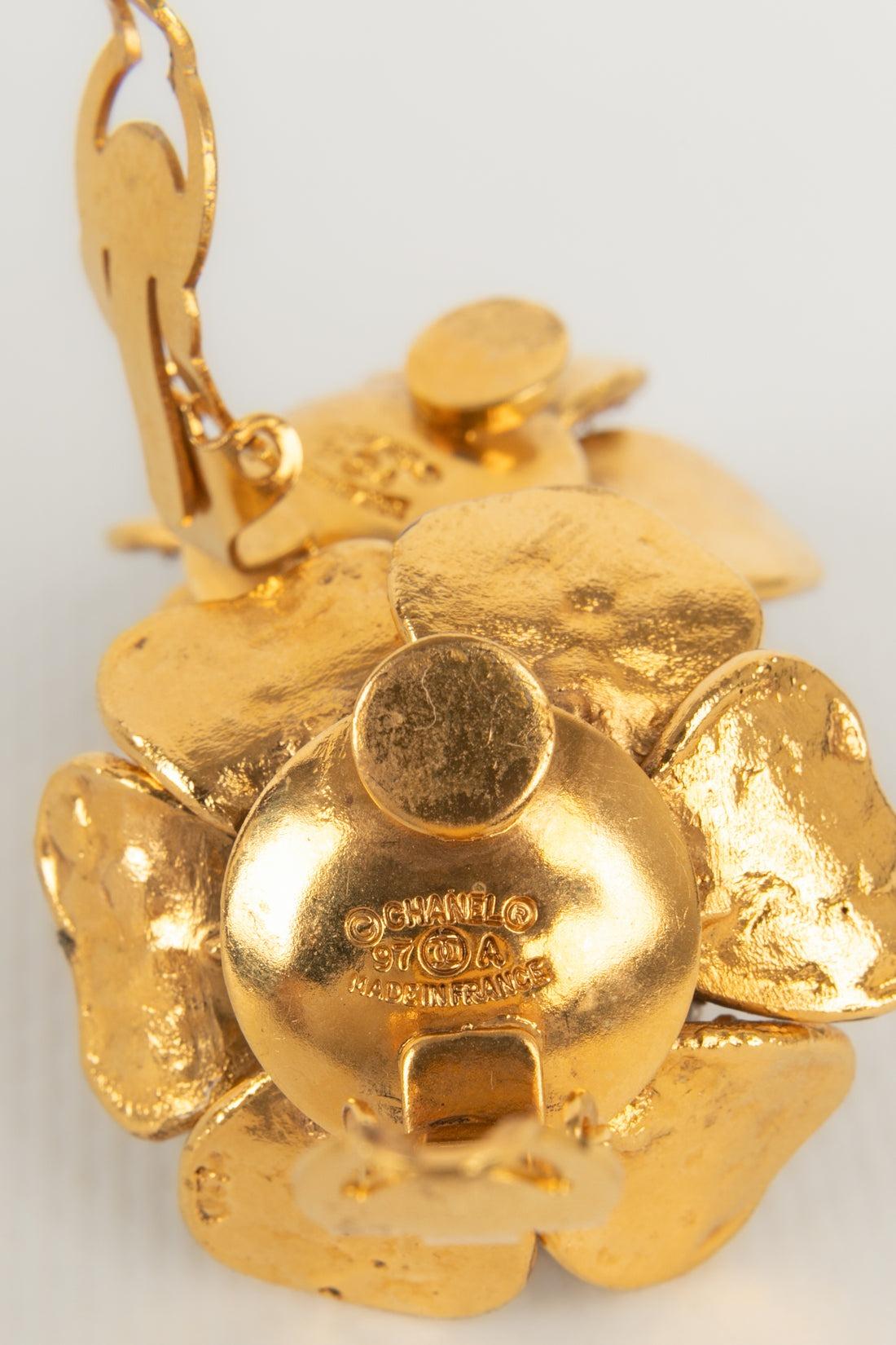 Chanel Goldene Metall-Kamelien-Ohrringe, 1997 im Angebot 1