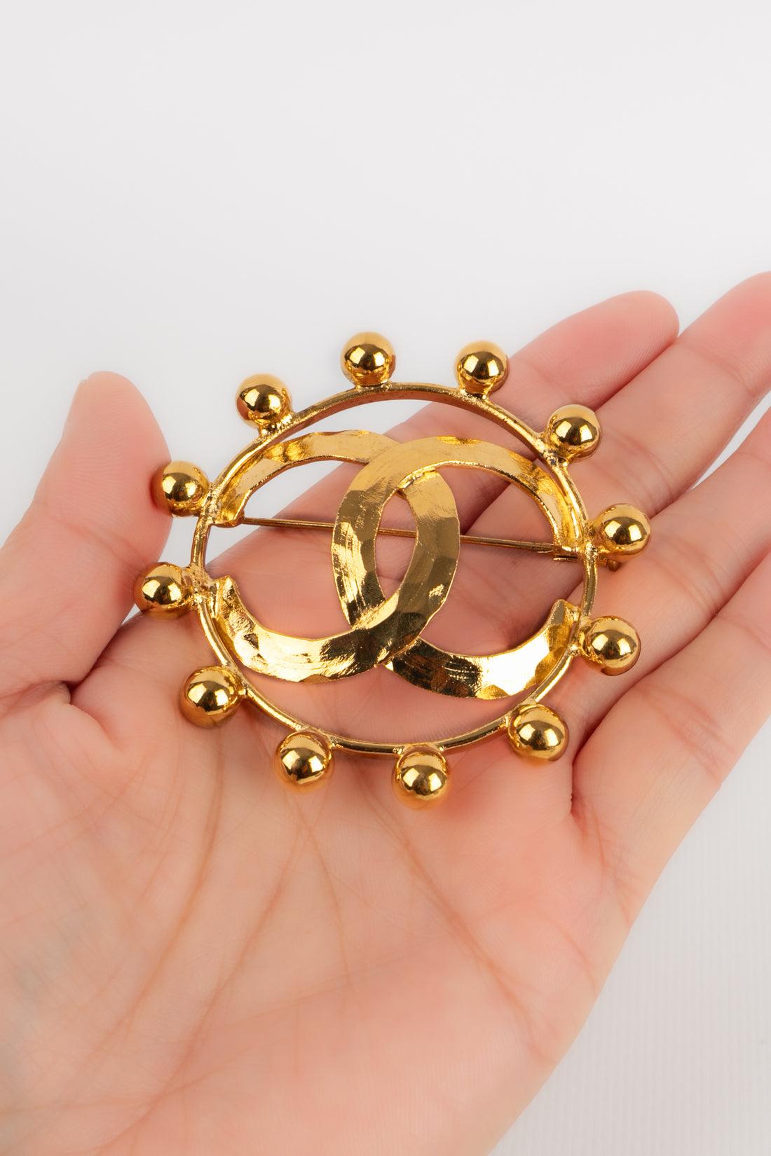 Chanel - (Made in France) Golden metal cc brooch. 2cc5 Collection from the early 1990s.

Additional information:
Condition: Very good condition
Dimensions: Diameter: 6 cm
Period: 20th Century

Seller Reference: BRB73
