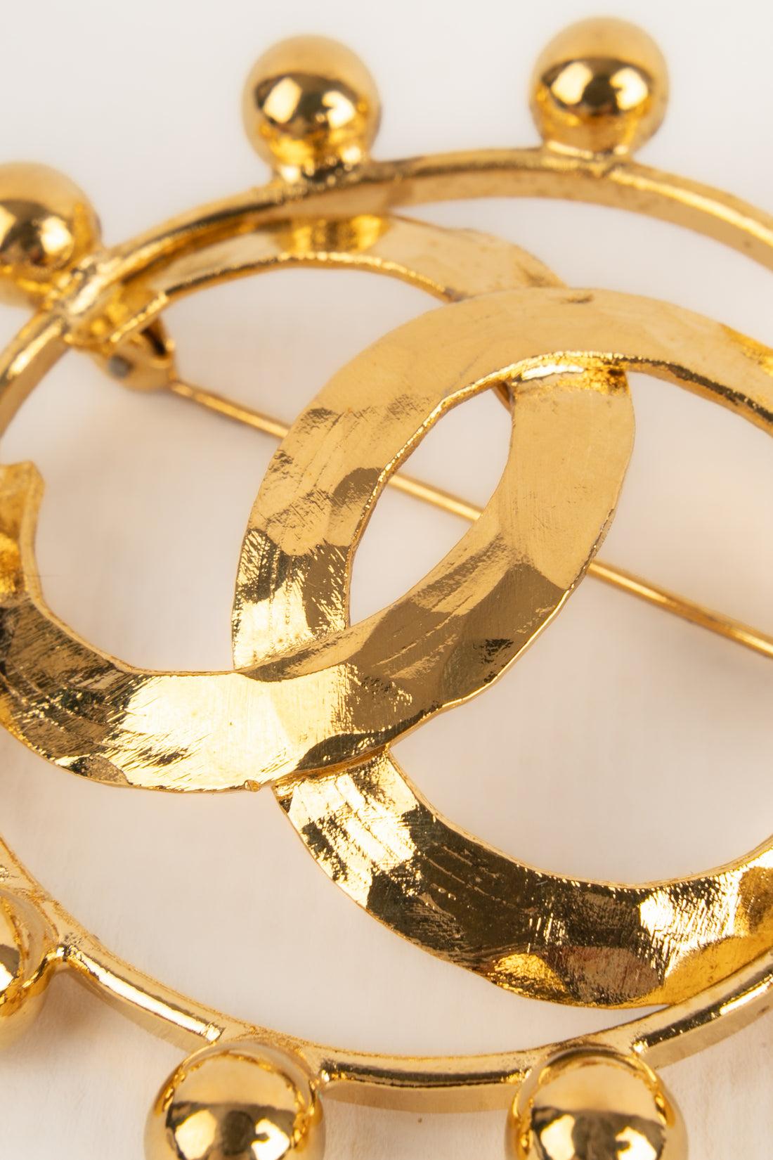 Women's Chanel Golden Metal CC Brooch, 1990s For Sale