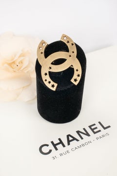 Chanel Broche CC en métal doré avec étoiles ajourées, 2004