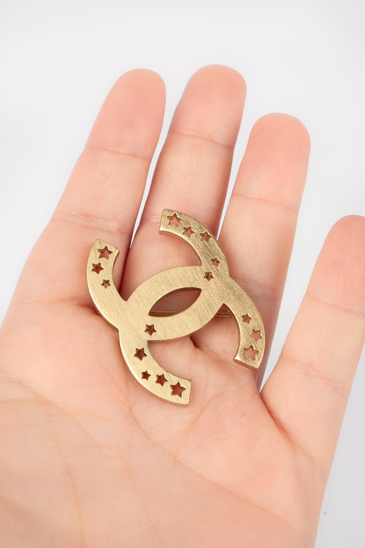 Chanel Golden Metal CC Brooch with Openwork Stars, 2004 In Excellent Condition In SAINT-OUEN-SUR-SEINE, FR