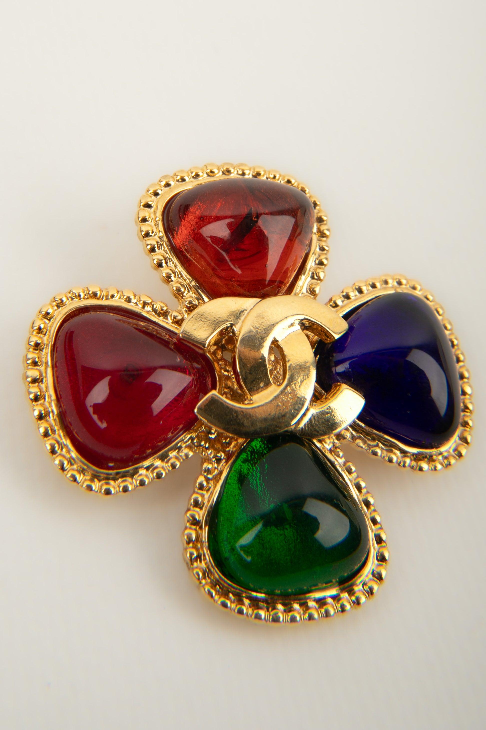 Chanel - (Made in France) Golden metal cc brooch with colored glass paste. 1996 Fall-Winter Collection.

Additional information:
Condition: Very good condition
Dimensions: 5 cm x 5 cm
Period: 20th Century

Seller Reference: BRB189