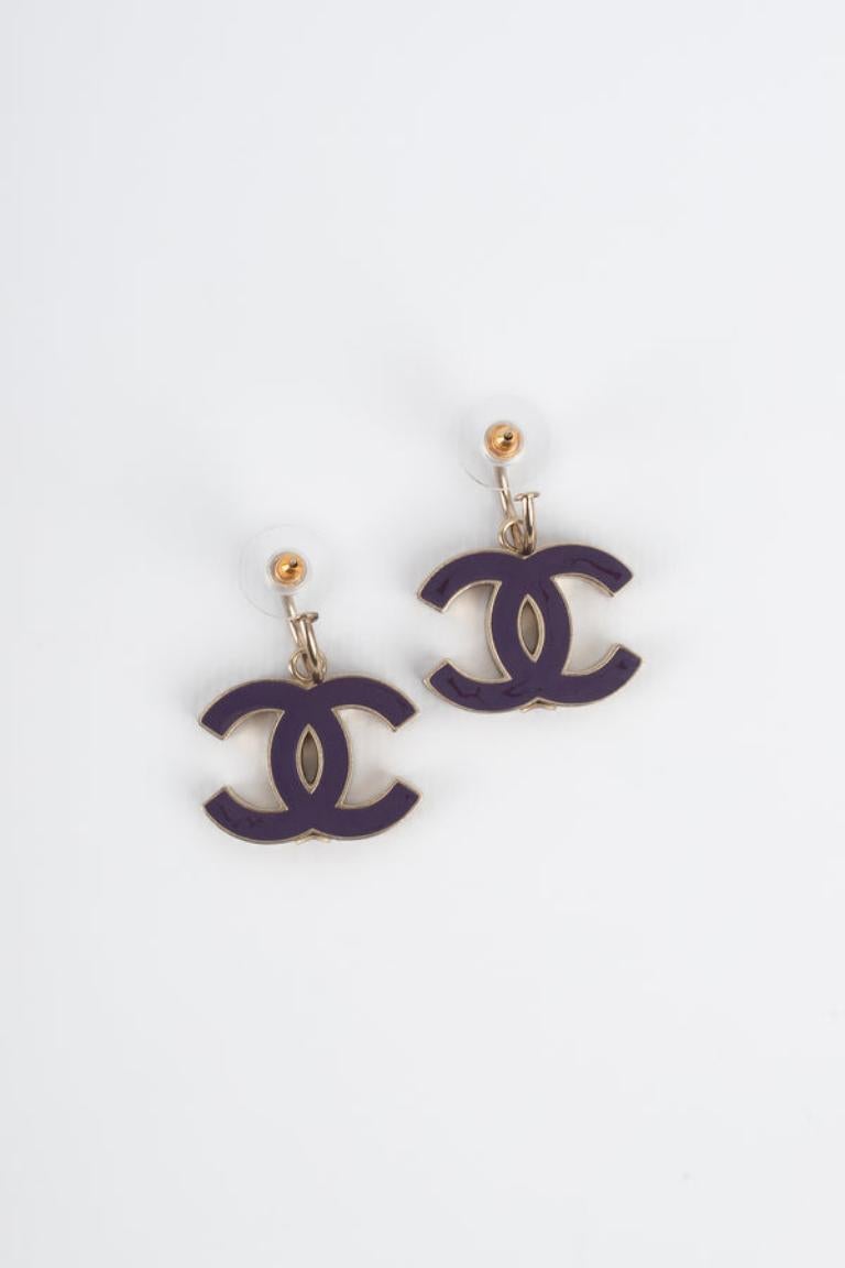 Chanel - (Made in France) Very-light-golden metal earrings enameled with purple. 2004 Spring-Summer Collection.

Additional information: 
Condition: Very good condition
Dimensions: Length: 3.5 cm
Period: 21st Century

Seller Reference: BOB46