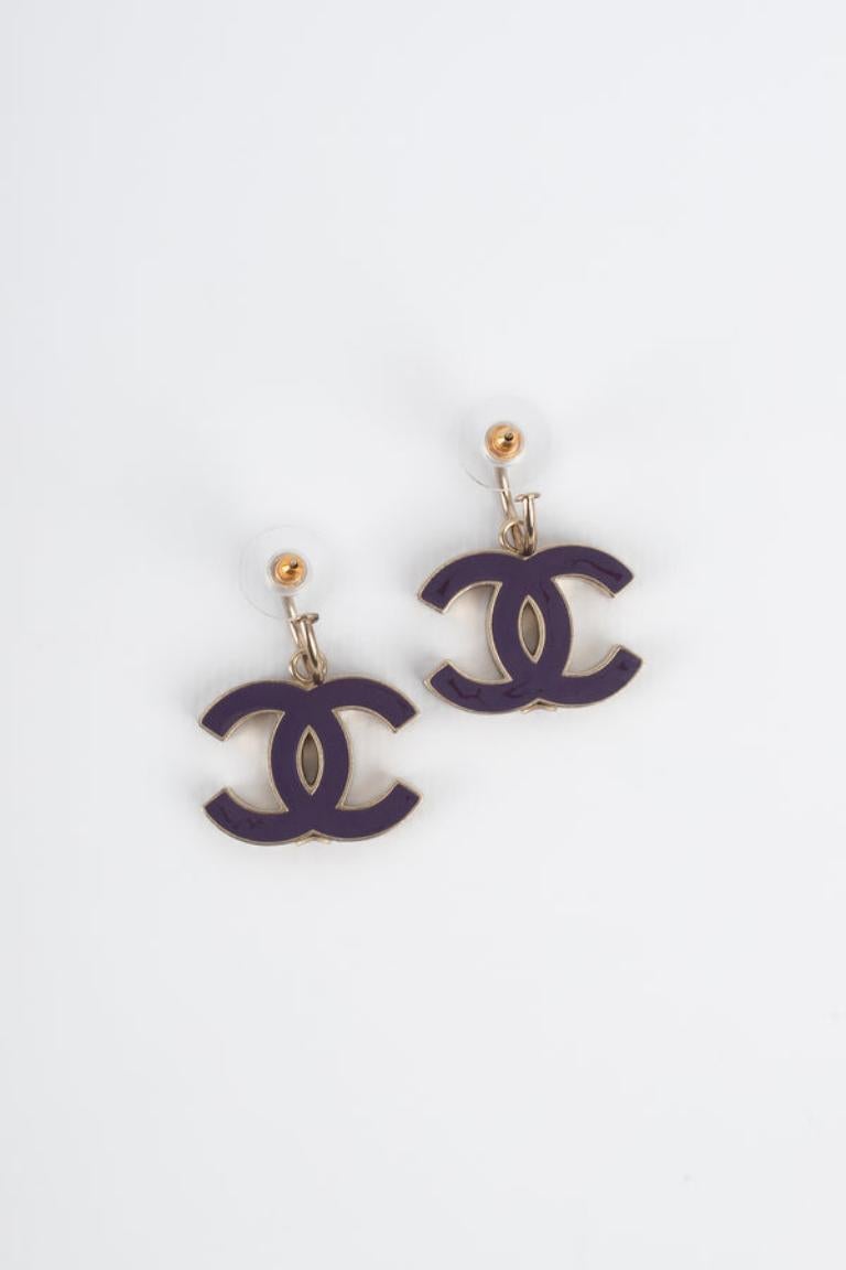 Chanel - (Made in France) Orecchini in metallo dorato molto chiaro smaltato di viola. Collezione primavera-estate 2004.

Informazioni aggiuntive: 
Condizioni: Ottime condizioni
Dimensioni: Lunghezza: 3,5 cm
Periodo: 21° secolo

Riferimento del