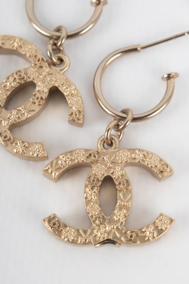 Chanel - (Made in France) Goldene Metall-CC-Ohrringe. Collection'S 2005.

Zusätzliche Informationen: 
Zustand: Sehr guter Zustand
Abmessungen: Länge: 4 cm
Zeitraum: 21. Jahrhundert

Sellers Referenz: BOB37