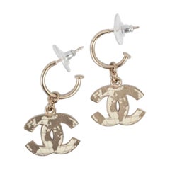 Boucles d
oreilles CC en métal doré de Chanel, 2013 Boucles d
oreilles CC en métal doré de Chanel, 2013