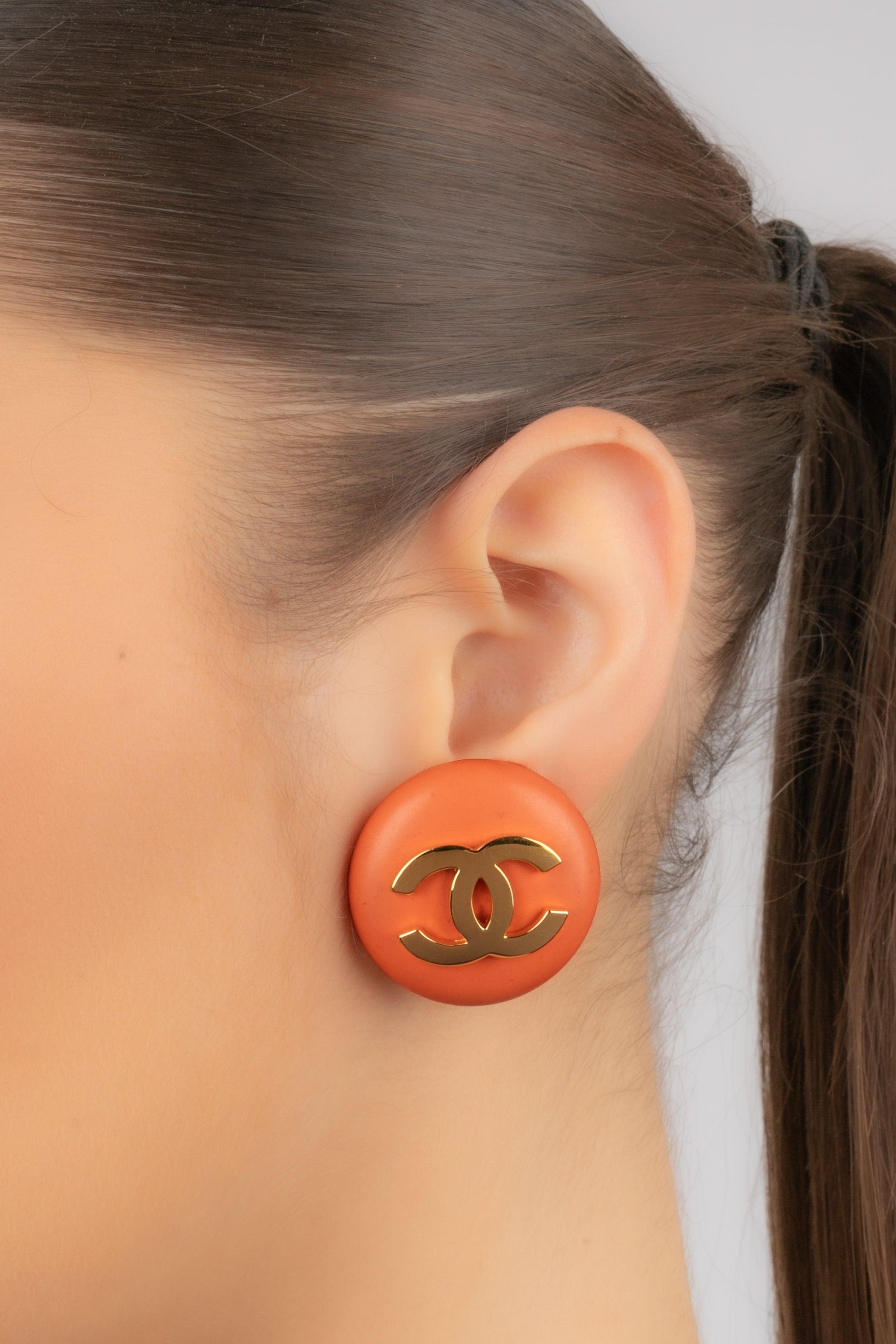 Chanel - (Made in France) Golden metal clip-on earrings with orange resin centered with cc logos. A 2cc4 Haute Couture Collection.

Additional information:
Condition: Very good condition
Dimensions: Diameter: 3.2 cm

Seller Reference: BOB102