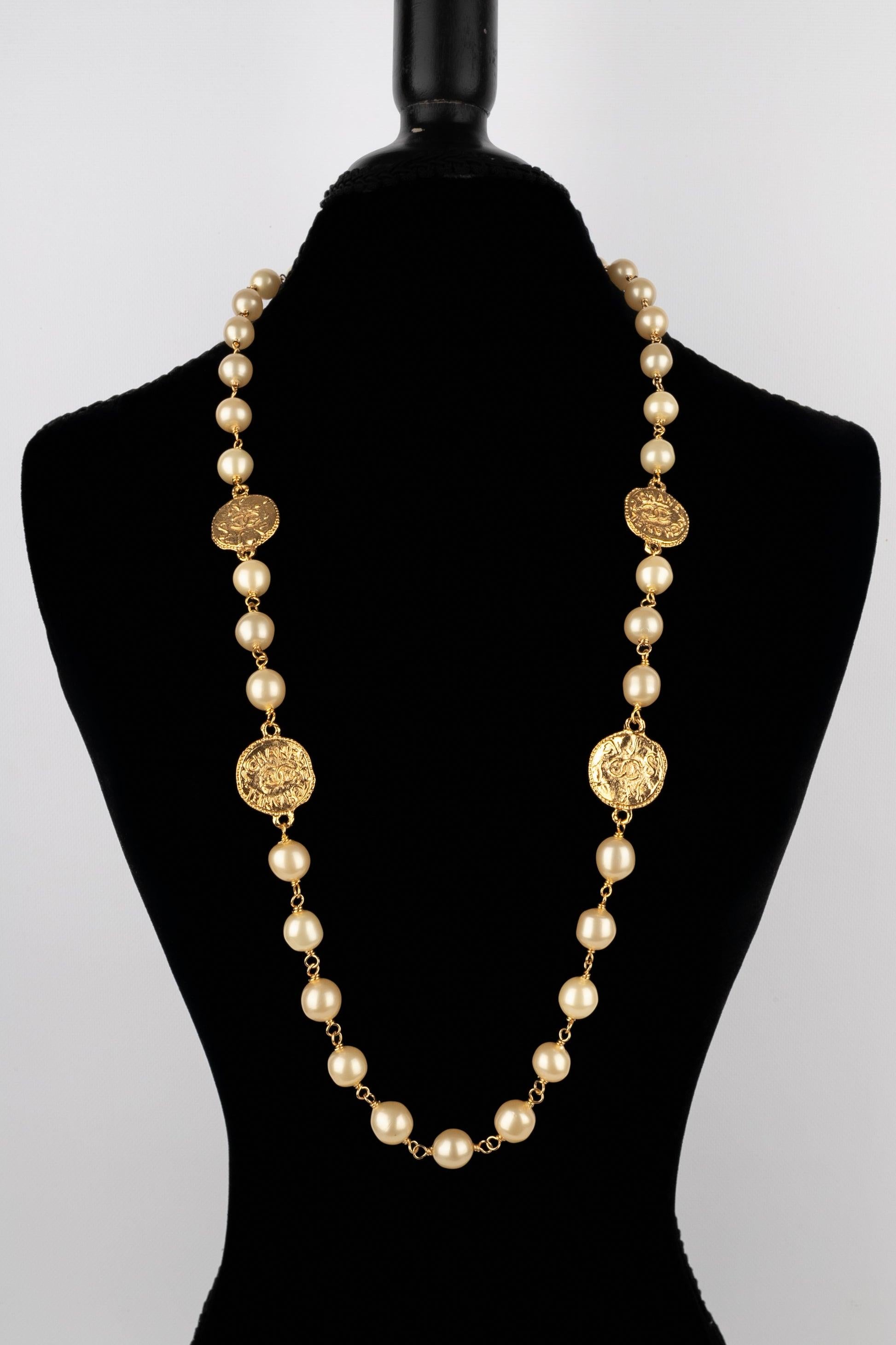Chanel - (Made in France) Golden metal necklace with costume pearls.

Additional information:
Condition: Very good condition
Dimensions: Length: 94 cm

Seller Reference: CB179