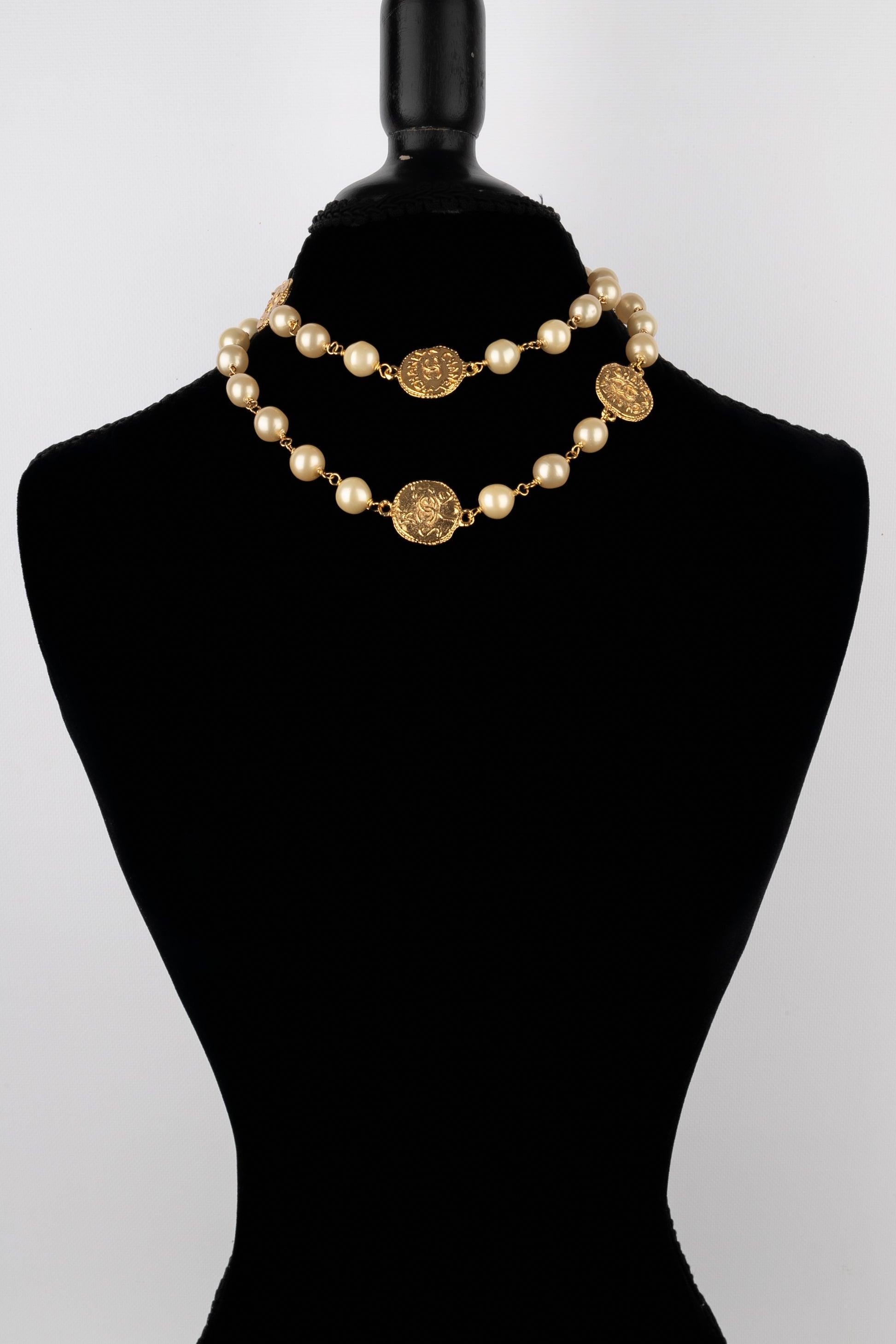 Chanel Golden Metal CC Necklace with Costume Pearls In Excellent Condition In SAINT-OUEN-SUR-SEINE, FR