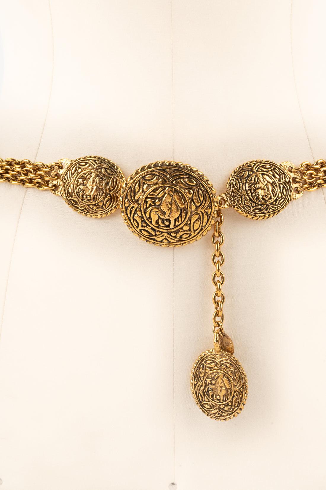 CHANEL - (Fabriqué en France) Ceinture en chaîne en métal doré, médaillons centrés de formes équestres. Bijoux des années 1980.

Informations complémentaires :
Condit : Très bon état.
Dimensions : Longueur : de 83 cm à 90 cm Longueur : de 83 cm à 90