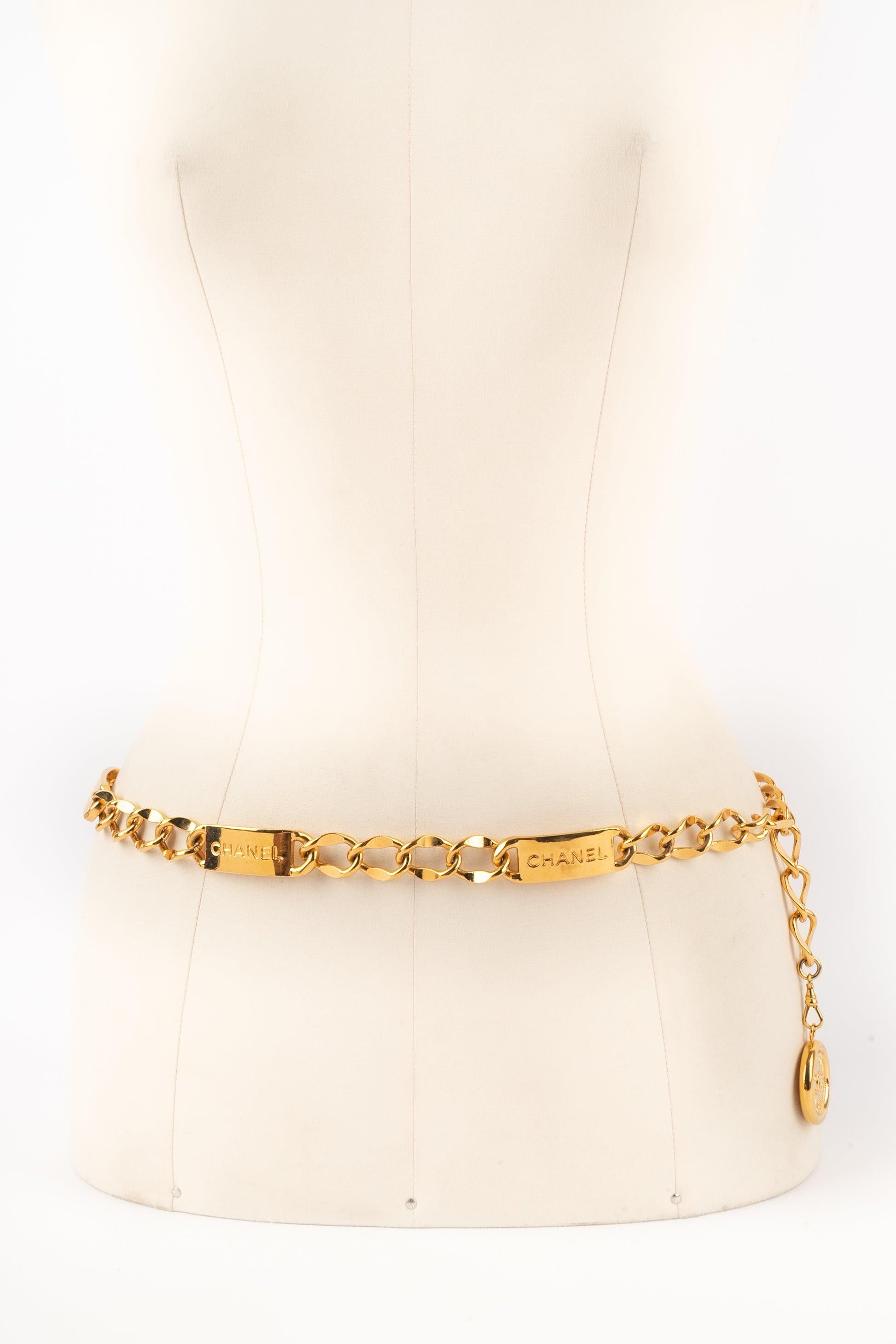 Chanel - (Made in France) Golden metal chain belt, plate with the house signature. Jewelry from the 1980s.

Additional information:
Condition: Very good condition
Dimensions: Length: 85 cm
Period: 20th Century

Seller Reference: CCB64