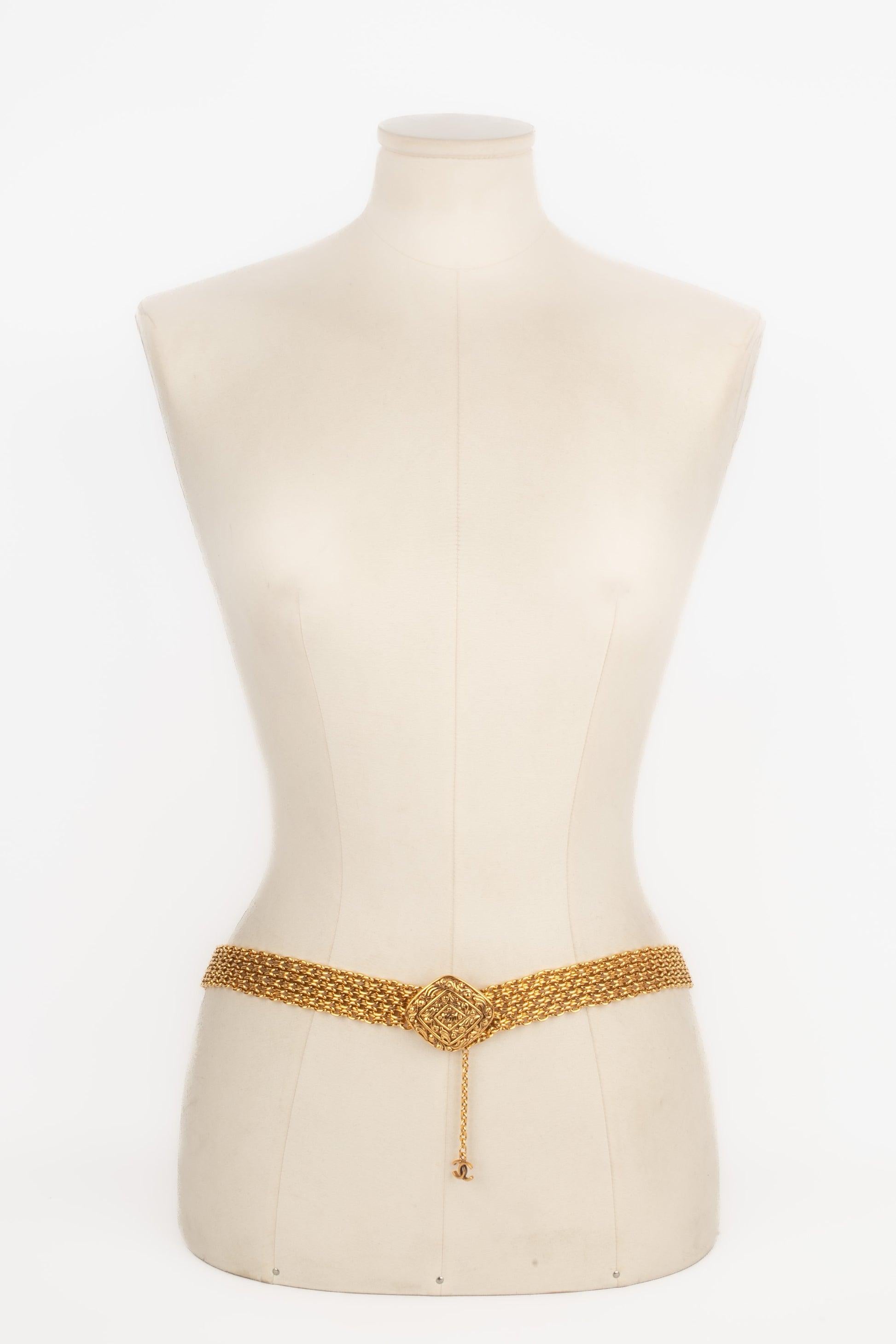 Chanel - (Made in France) Golden metal chain belt with a diamond-shaped buckle. Jewelry from the 1980s.

Additional information:
Condition: Very good condition
Dimensions: Length: 85 cm
Period: 20th Century

Seller Reference: CCB108