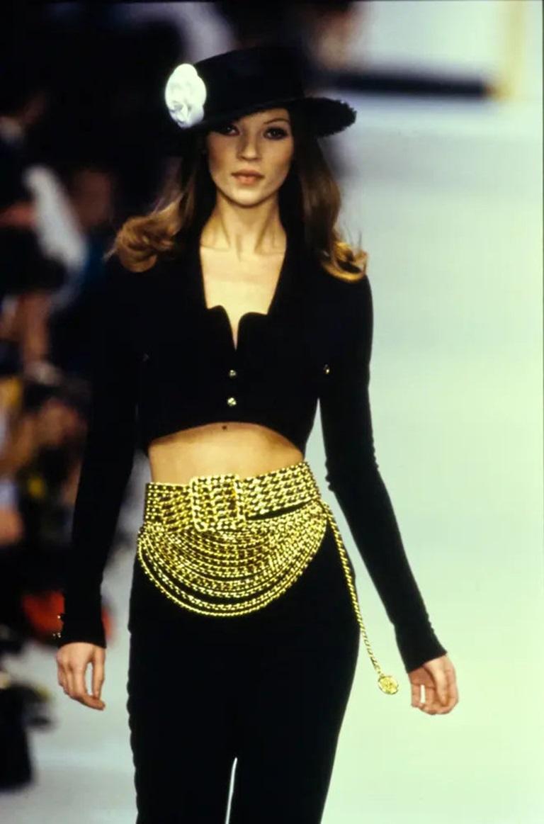 CHANEL - (Made in France) Golden metal chain belt interlaced with black leather. 1993 Spring-Summer Collection.

Additional information: 
Condition: Very good condition 
Dimensions: Length: 92 cm

Seller Reference: CCB19
