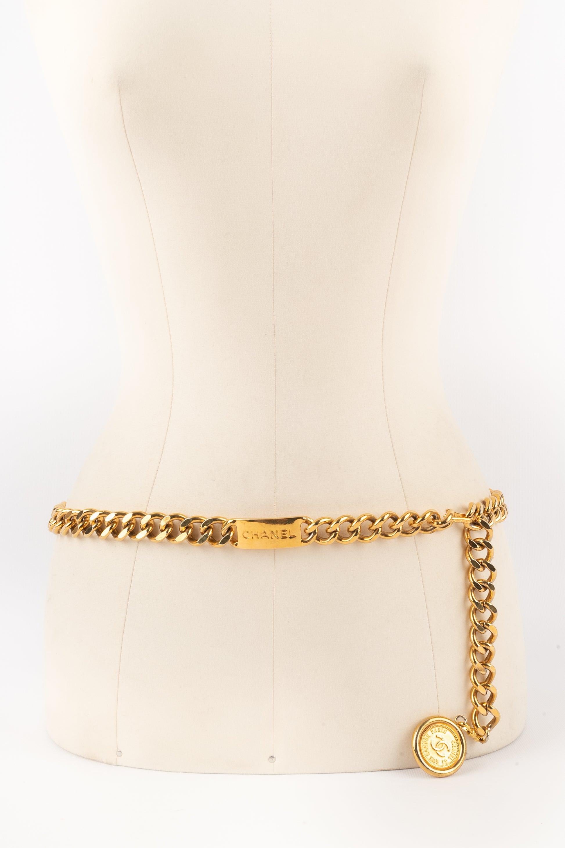 Chanel - Golden metal chain belt, plate engraved with the house name.

Additional information:
Condition: Very good condition
Dimensions: Length: 92 cm

Seller Reference: CCB72