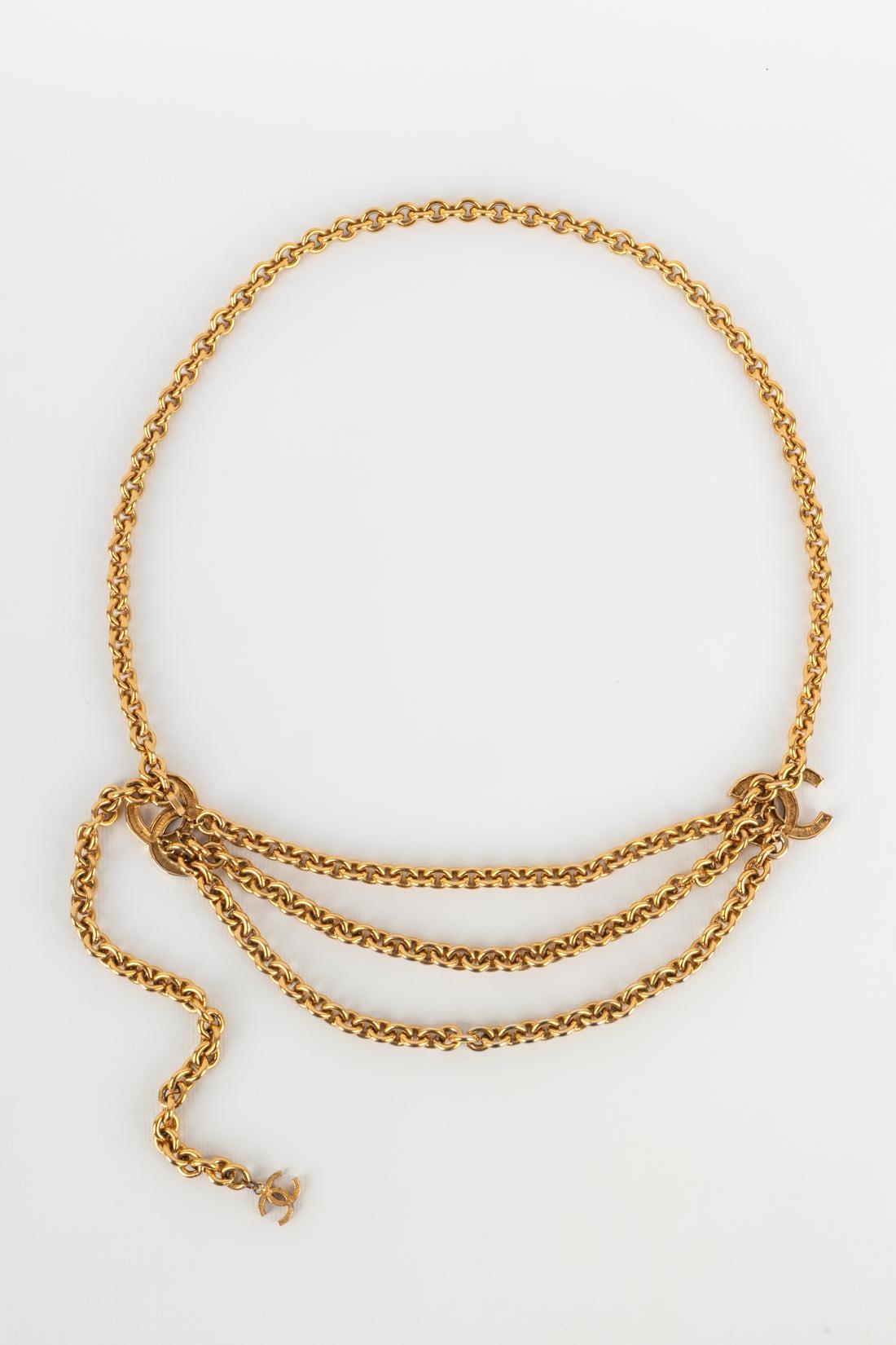 Chanel - Golden metal chain belt with a cc logo. Piece from the 1980s.

Additional information:
Condition: Very good condition
Dimensions: Length: 92 cm
Period: 20th Century

Seller Reference: CCB63