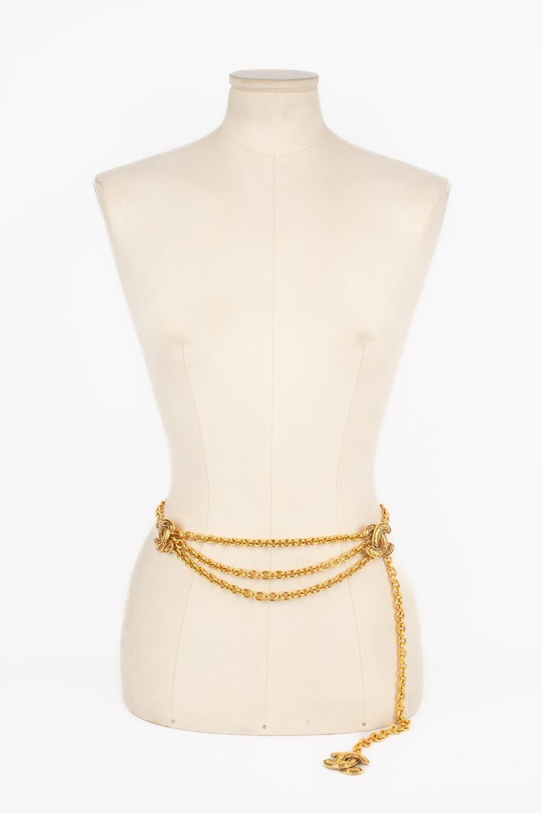 Chanel - (Made in France) Golden metal chain belt with quilted cc logos. Jewelry from the late 1980s under the artistic direction of Karl Lagerfeld.

Additional information:
Condition: Very good condition
Dimensions: Length: 95 cm
Period: 20th