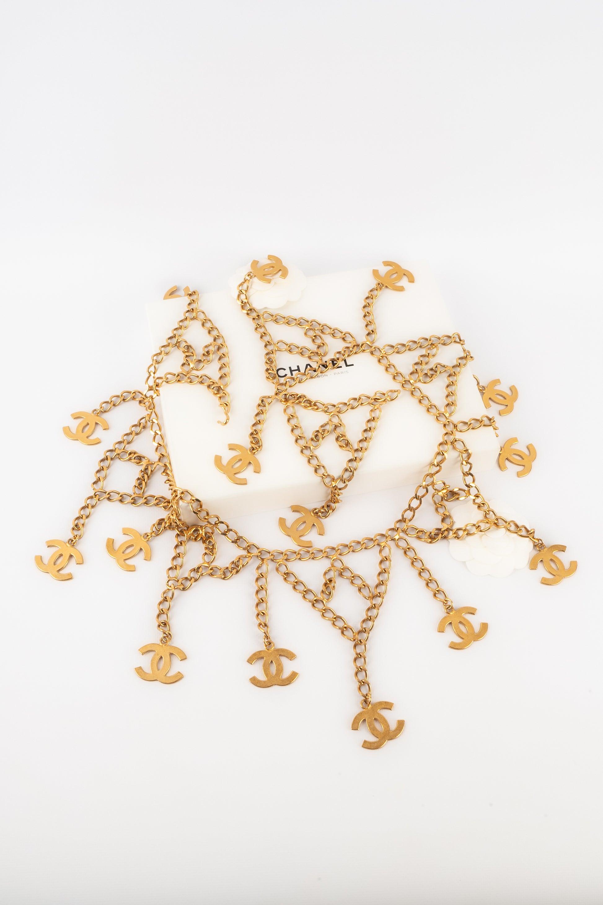 CHANEL - Golden metal chain belt with branded tassels tied down. Not signed jewellery engraved with the S of Sales. Piece with a certificate of conformity.

Additional information: 
Condition: Very good condition 
Dimensions: Length: 85 cm

Seller
