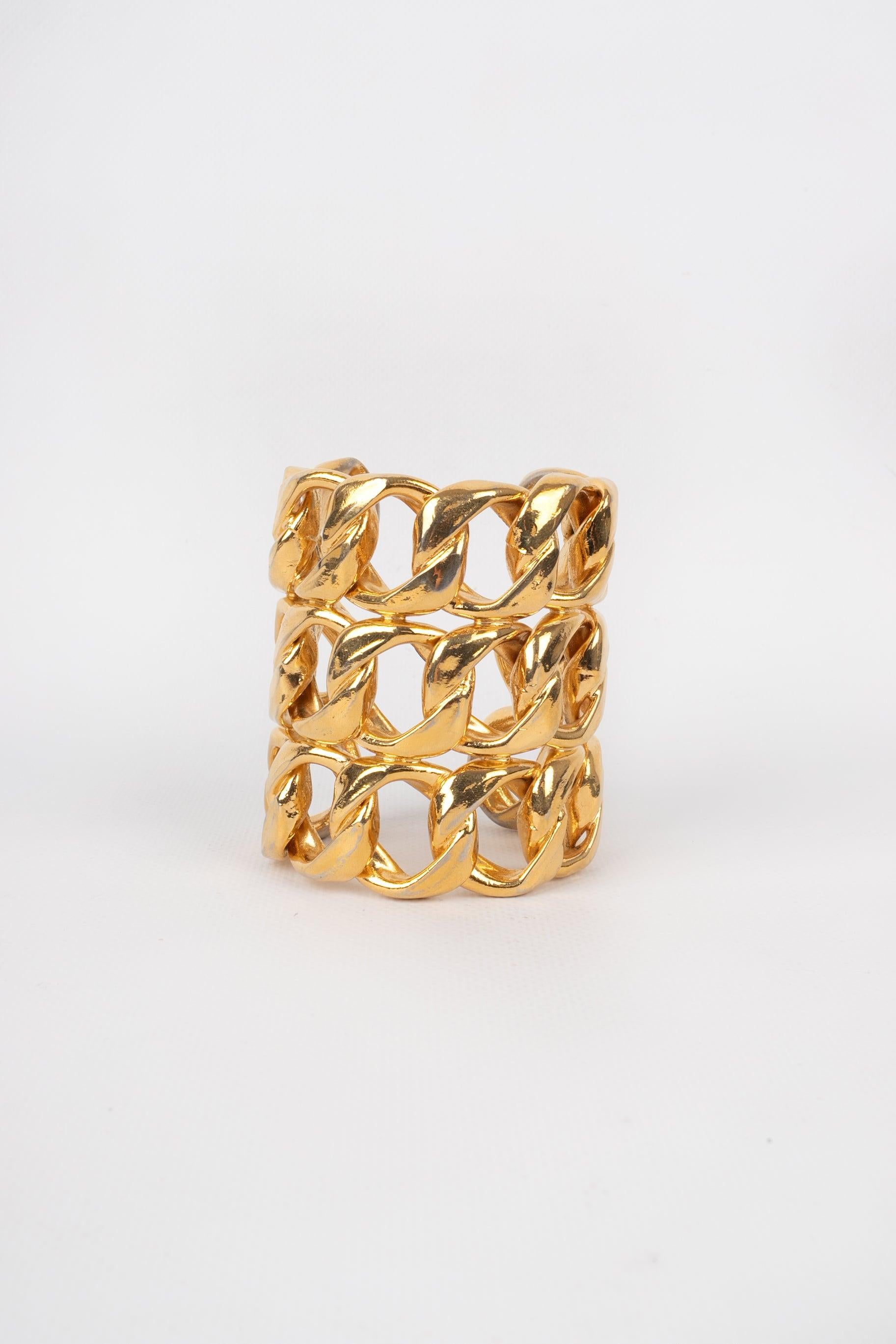 Chanel - (Made in France) Bracciale a catena in metallo dorato. Collezione 2cc3.
 
 Informazioni aggiuntive: 
 Condizioni: Ottime condizioni
 Dimensioni: Circonferenza del polso: 14 cm - Altezza: 8 cm
 Periodo: 21° secolo
 
 Riferimento del