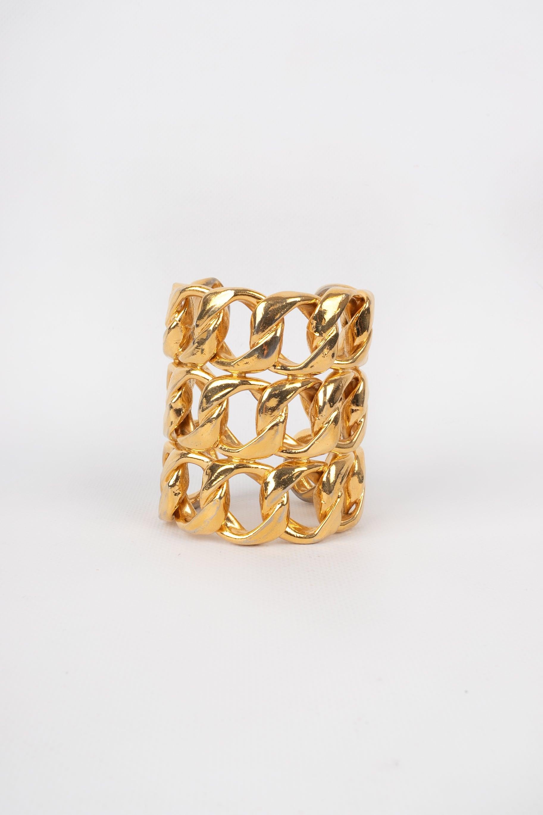 Chanel - (Made in France) Golden metal chain cuff bracelet. 2cc3 Collection.
 
 Additional information: 
 Condition: Very good condition
 Dimensions: Wrist circumference: 14 cm - Height: 8 cm
 Period: 21st Century
 
 Seller Reference: BRAB46