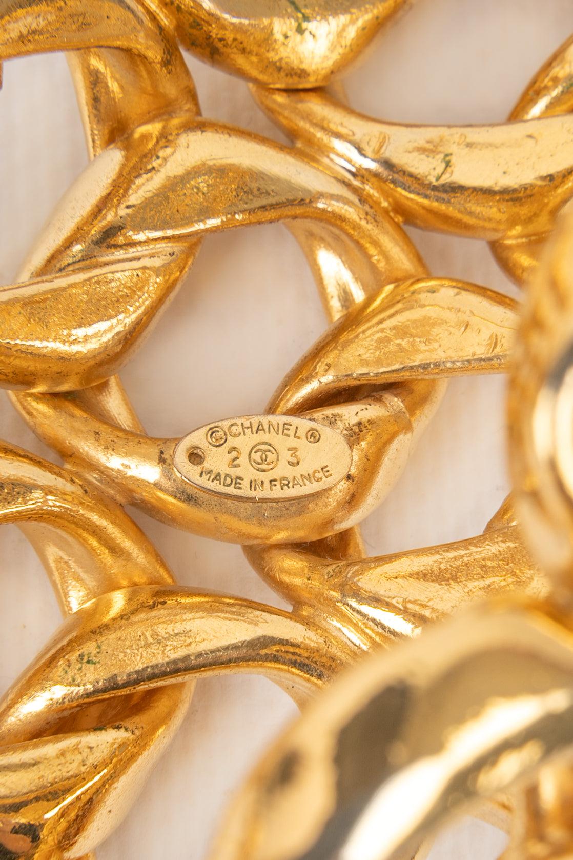 Chanel Manschettenarmband aus goldener Metallkette, 2003 im Angebot 1