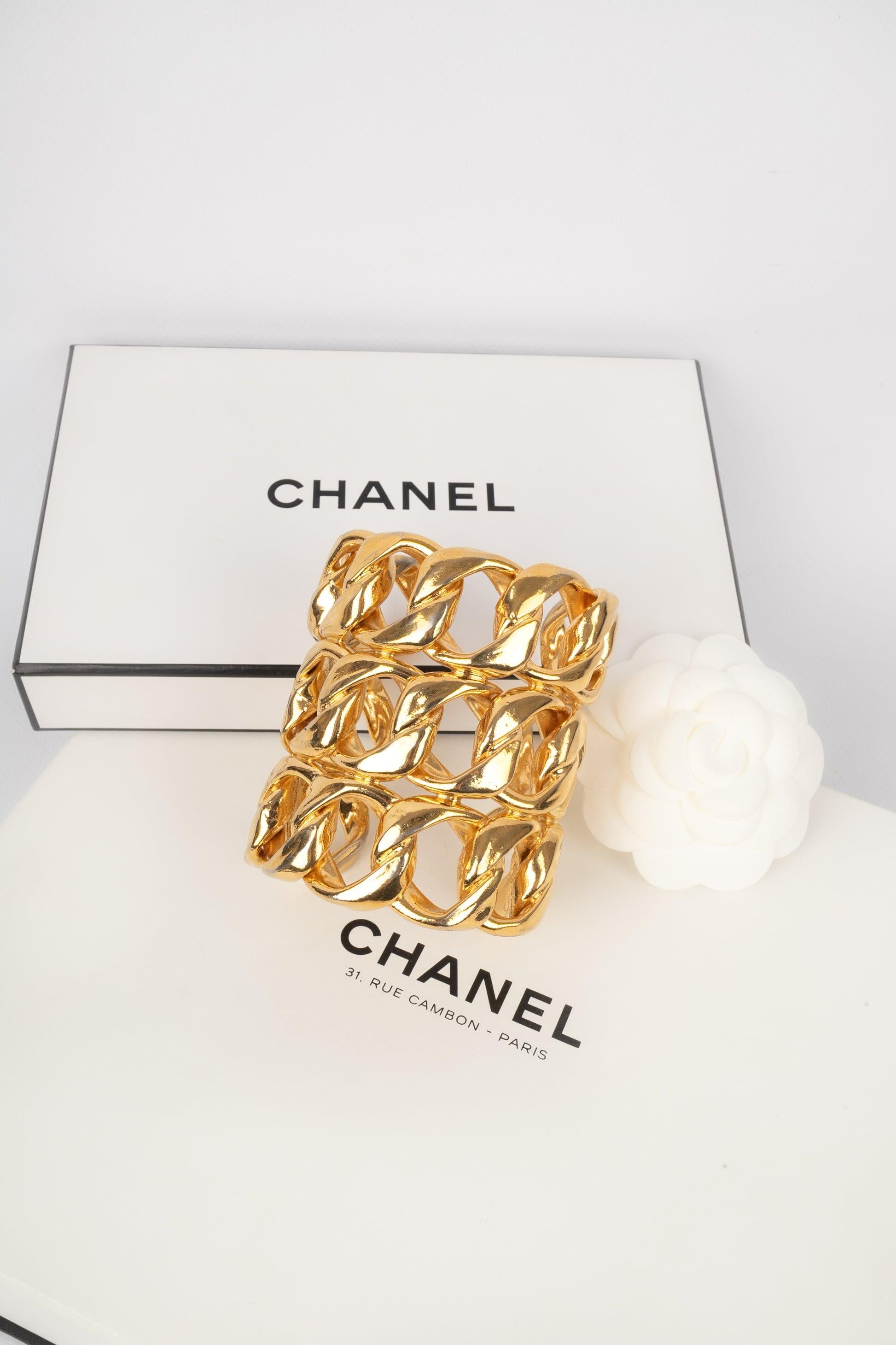 Chanel Manschettenarmband aus goldener Metallkette, 2003 im Angebot 3