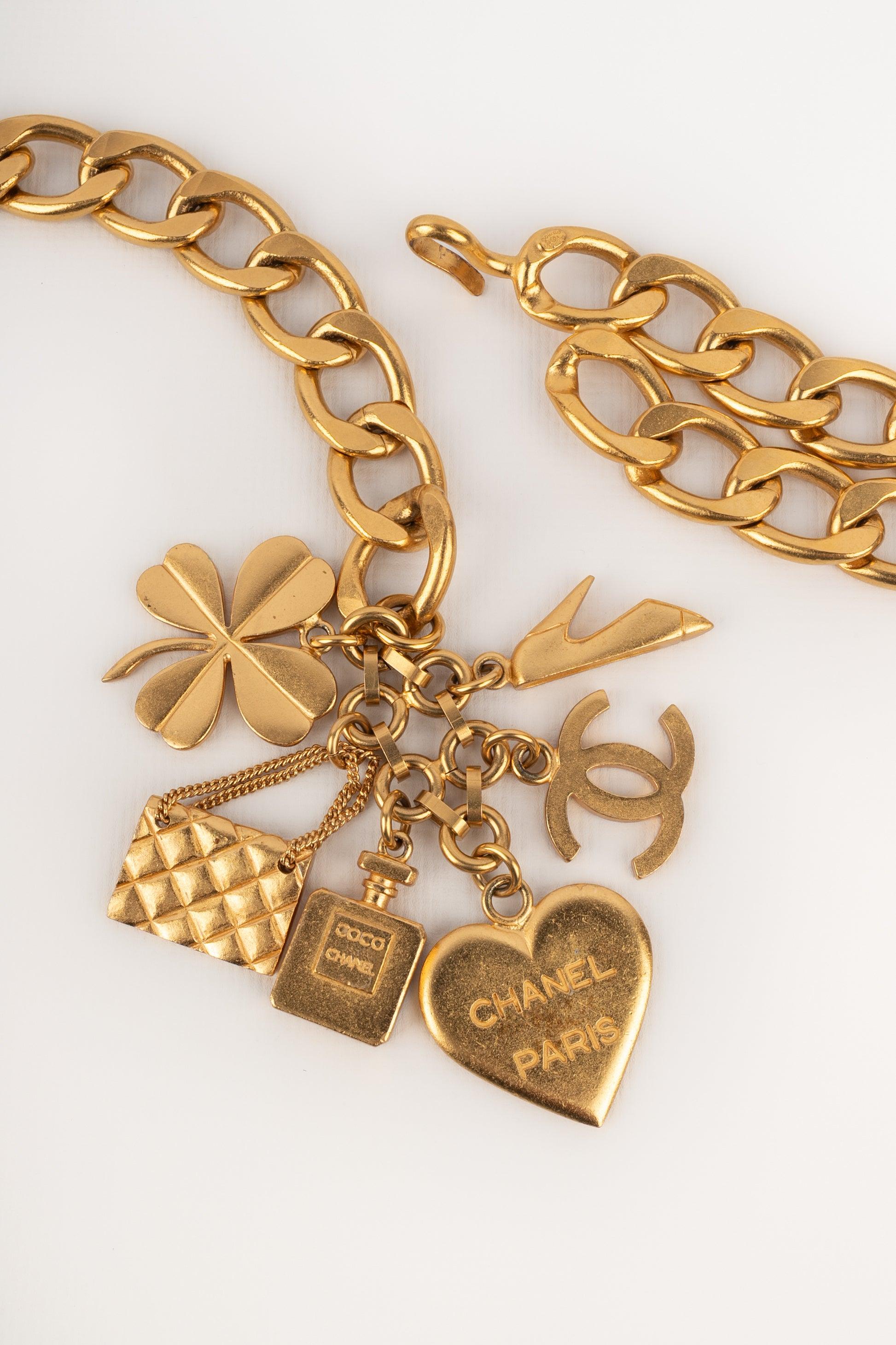 Chanel Golden Metal Chain Label with Charms, 1995 In Excellent Condition In SAINT-OUEN-SUR-SEINE, FR