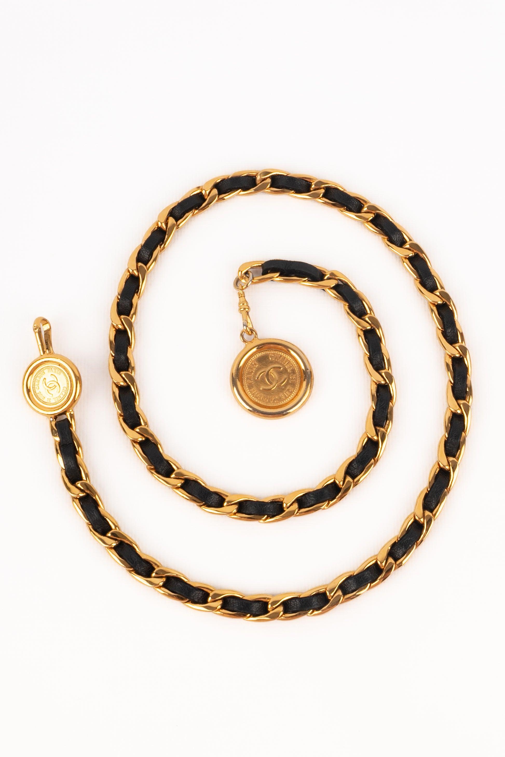 Chanel - (Made in France) Golden metal chain belt with black leather. Piece from the 1980s.

Additional information:
Condition: Very good condition
Dimensions: Length: 81 cm
Period: 20th Century

Seller Reference: CCB40