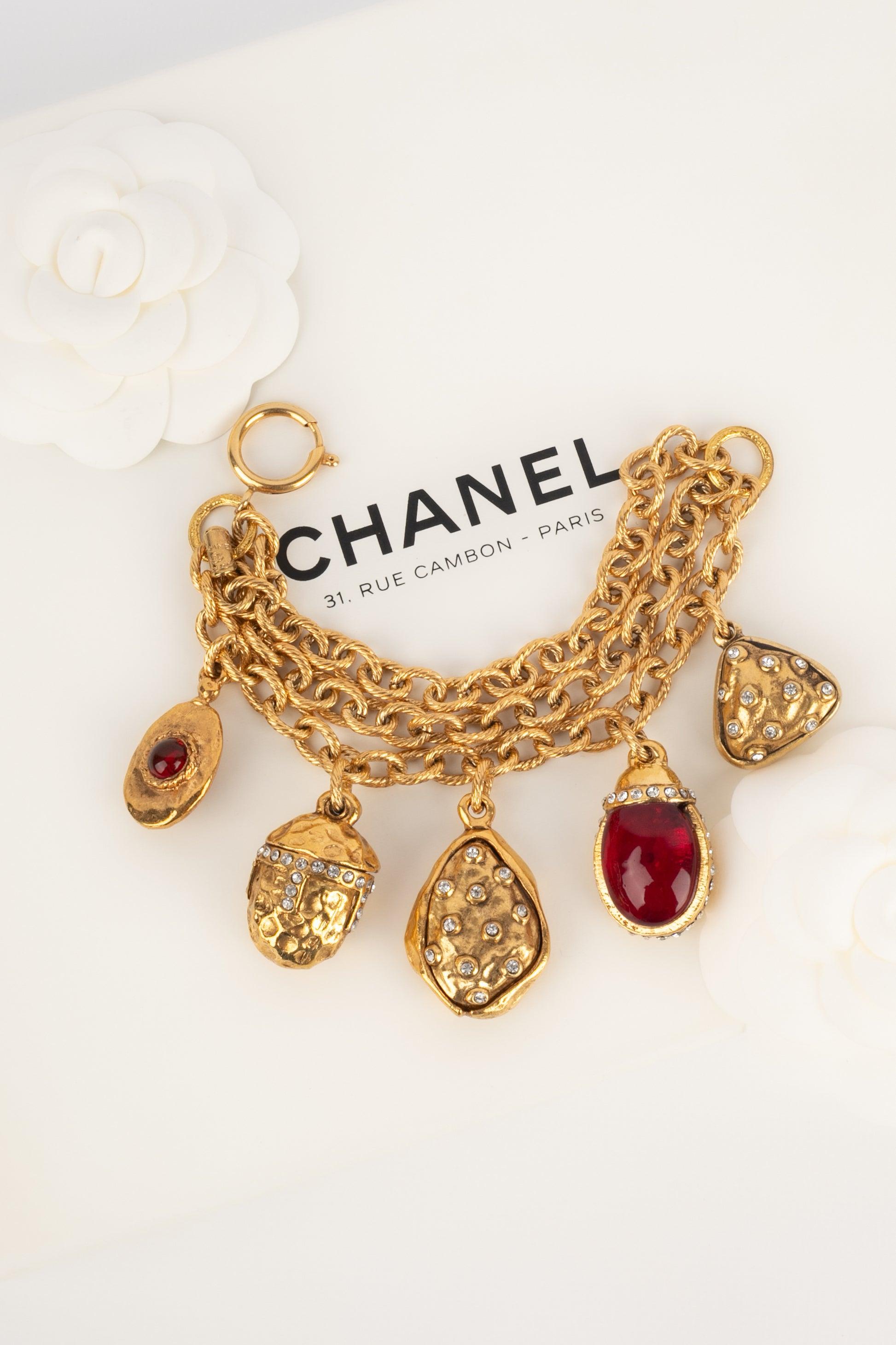 Chanel - (Made in France) Golden metal bracelet with glass paste charms and rhinestones. Byzantine-style design. Jewelry from the late 1980s.

Additional information:
Condition: Very good condition
Dimensions: Length: 19 cm
Period: 20th