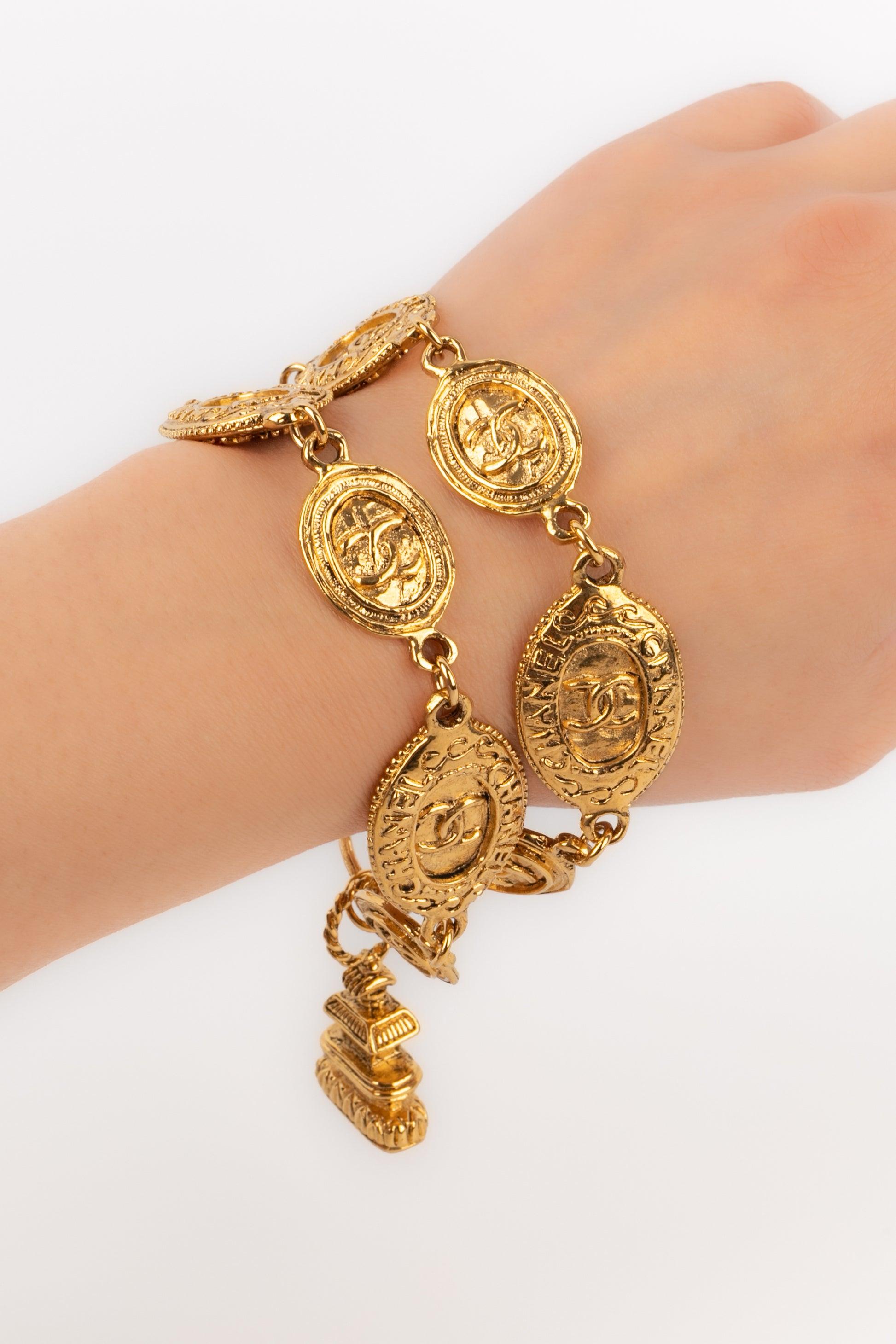 Chanel - (Made in France) Golden metal bracelet composed of oval medallions and ending with a seal. Jewelry from the 1980s.

Additional information:
Condition: Very good condition
Dimensions: Length: 20 cm
Period: 20th Century

Seller Reference: