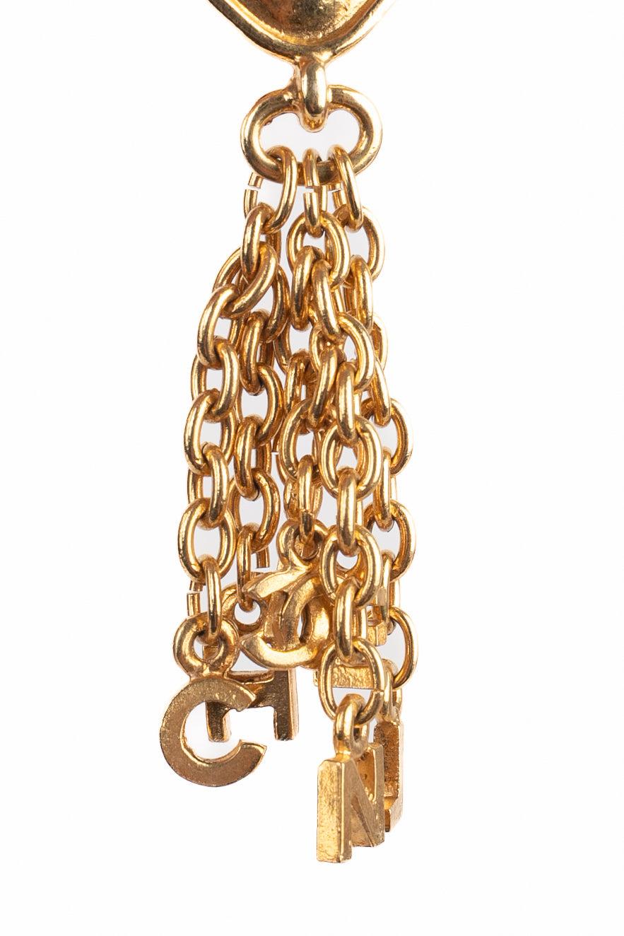 Orecchini con charme in metallo dorato Chanel in vendita 1