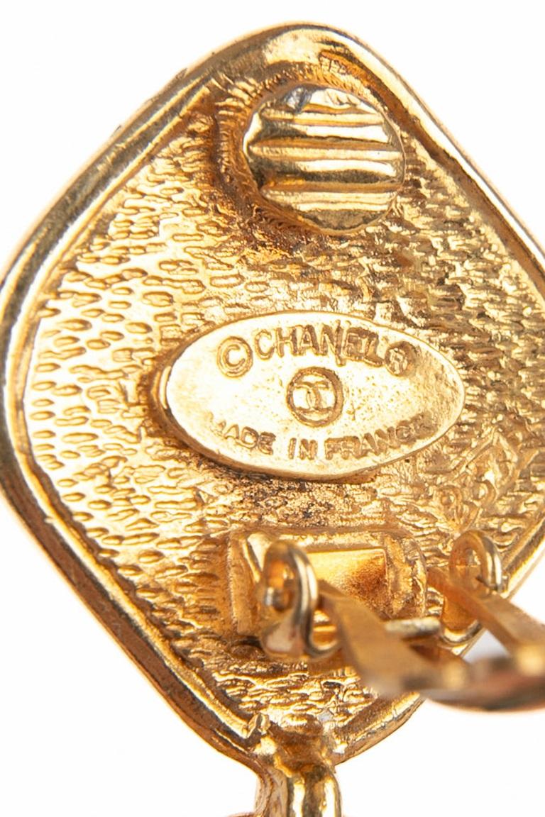 Orecchini con charme in metallo dorato Chanel in vendita 2