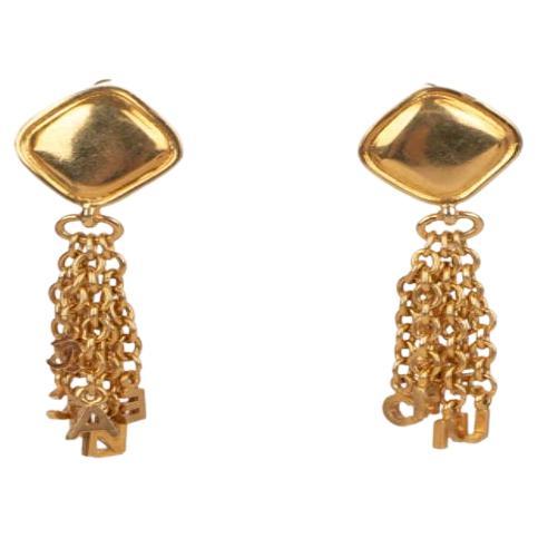 Chanel - (Made in France) Orecchini a clip in metallo dorato con charme multipli che rappresentano le lettere di Chanel. Gioielli degli anni '80.

Informazioni aggiuntive:
Condizioni: Ottime condizioni
Dimensioni: Lunghezza: 8 cm

SKU:BOB216