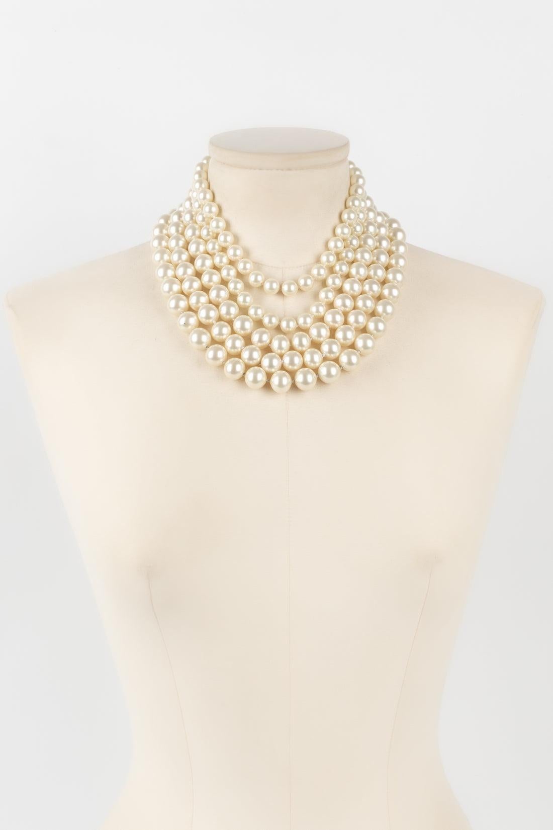 Chanel - (Made in France) Golden metal choker with different rows of costume pearls. Jewelry from the 1980s.

Additional information:
Condition: Very good condition
Dimensions: Length: from 44 cm to 46 cm
Period: 20th Century

Seller Reference: CB199